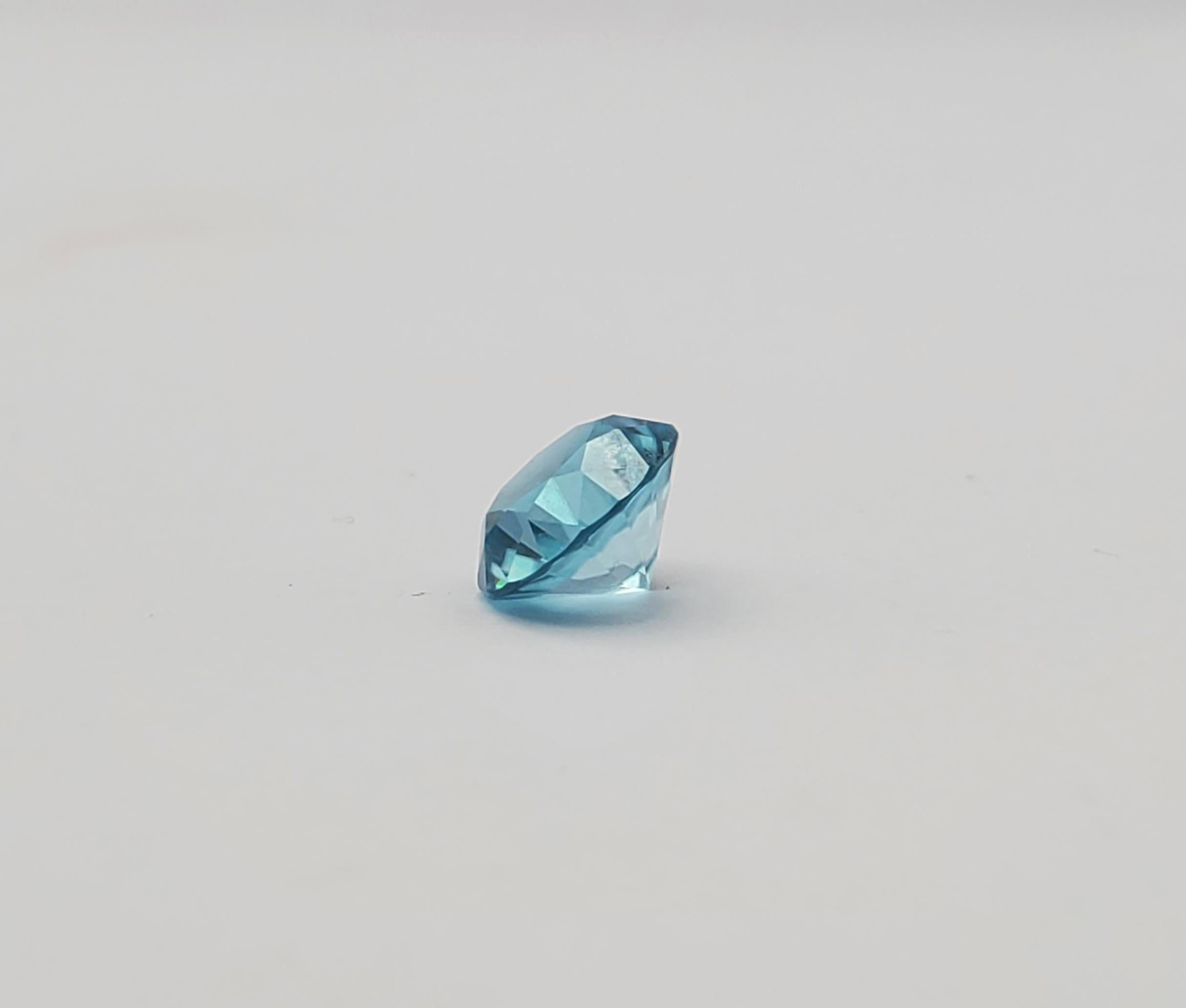 Incroyable zircon bleu rond 2,93 carats  Excellent état - En vente à Pittsburgh, PA