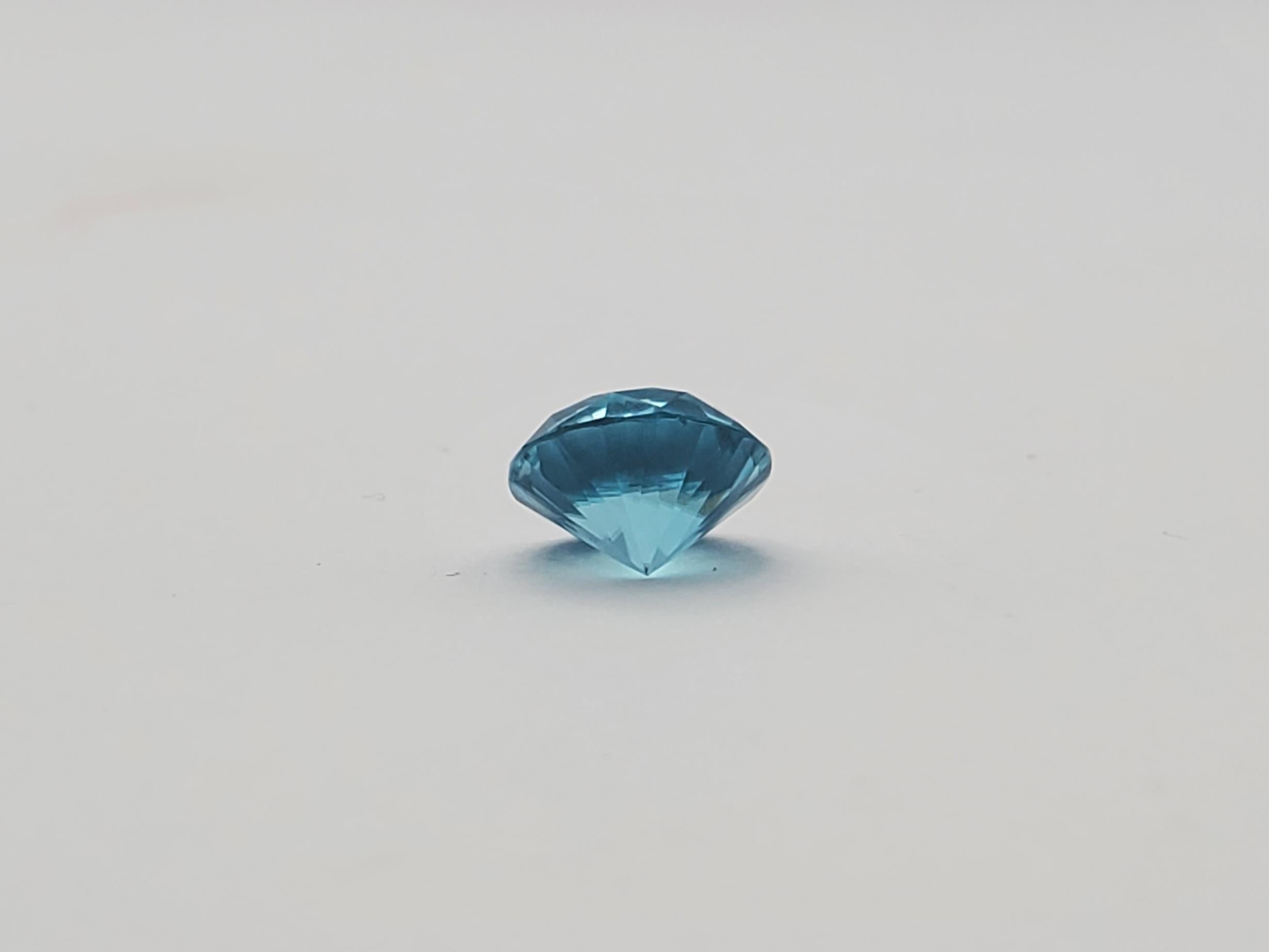 Incroyable zircon bleu rond 2,93 carats  Unisexe en vente