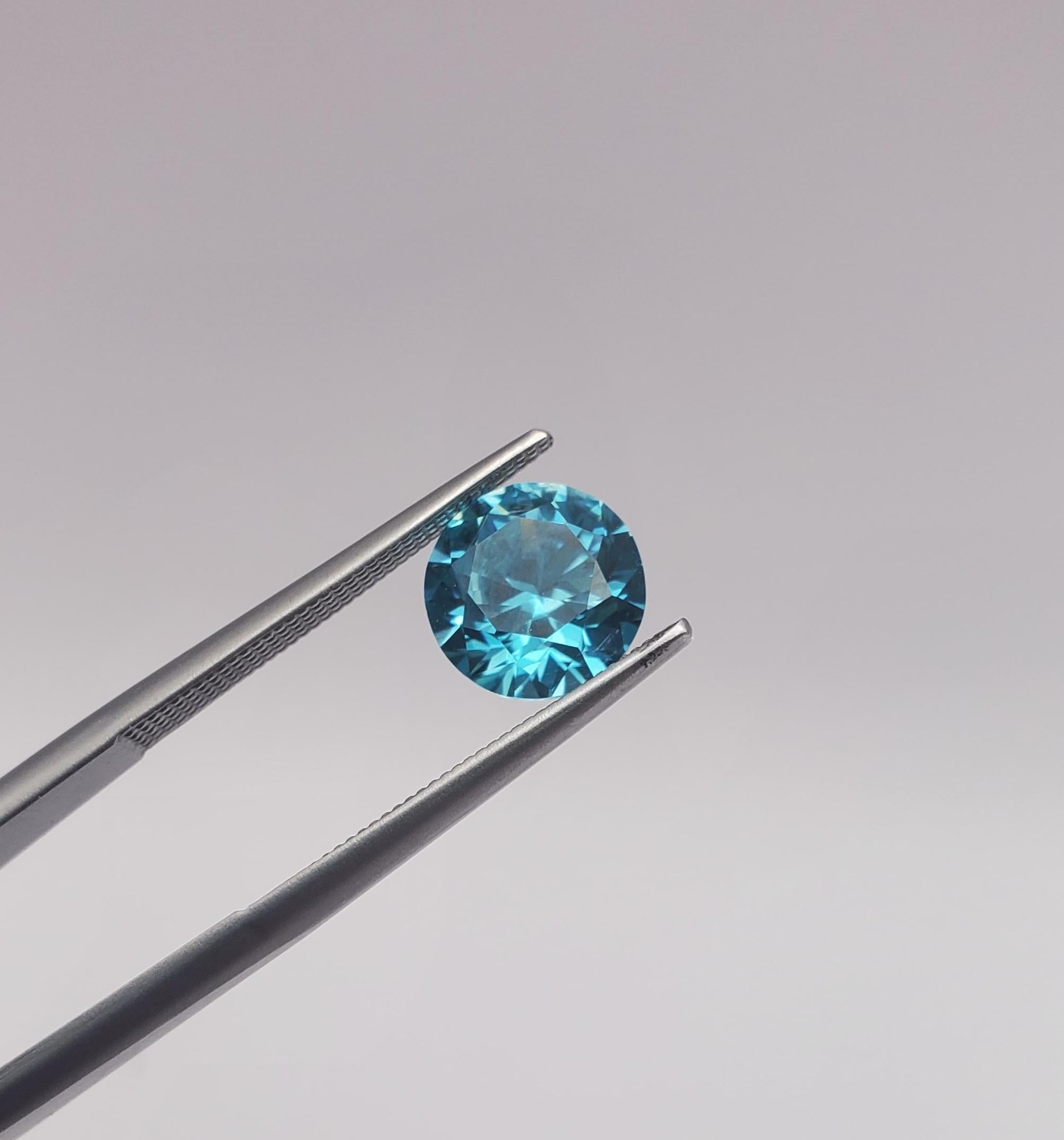 Incroyable zircon bleu rond 2,93 carats  en vente 2