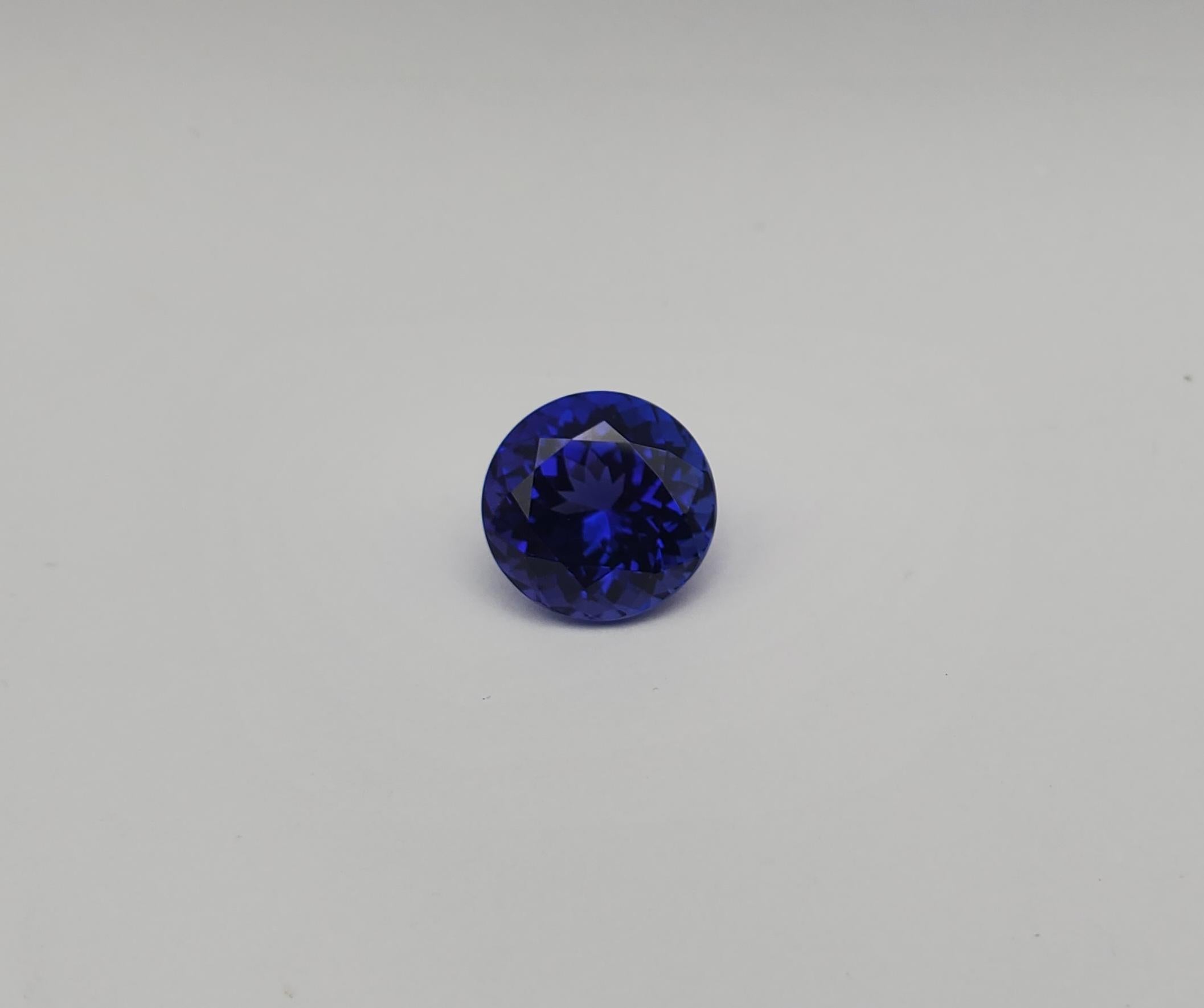 Voici un exemple époustouflant de l'attrait de la tanzanite : une beauté transparente de 5,17ct de forme ronde avec une nuance bleu-violet exquise qui attirera sans aucun doute l'attention de tout connaisseur de pierres précieuses ou de tout amateur
