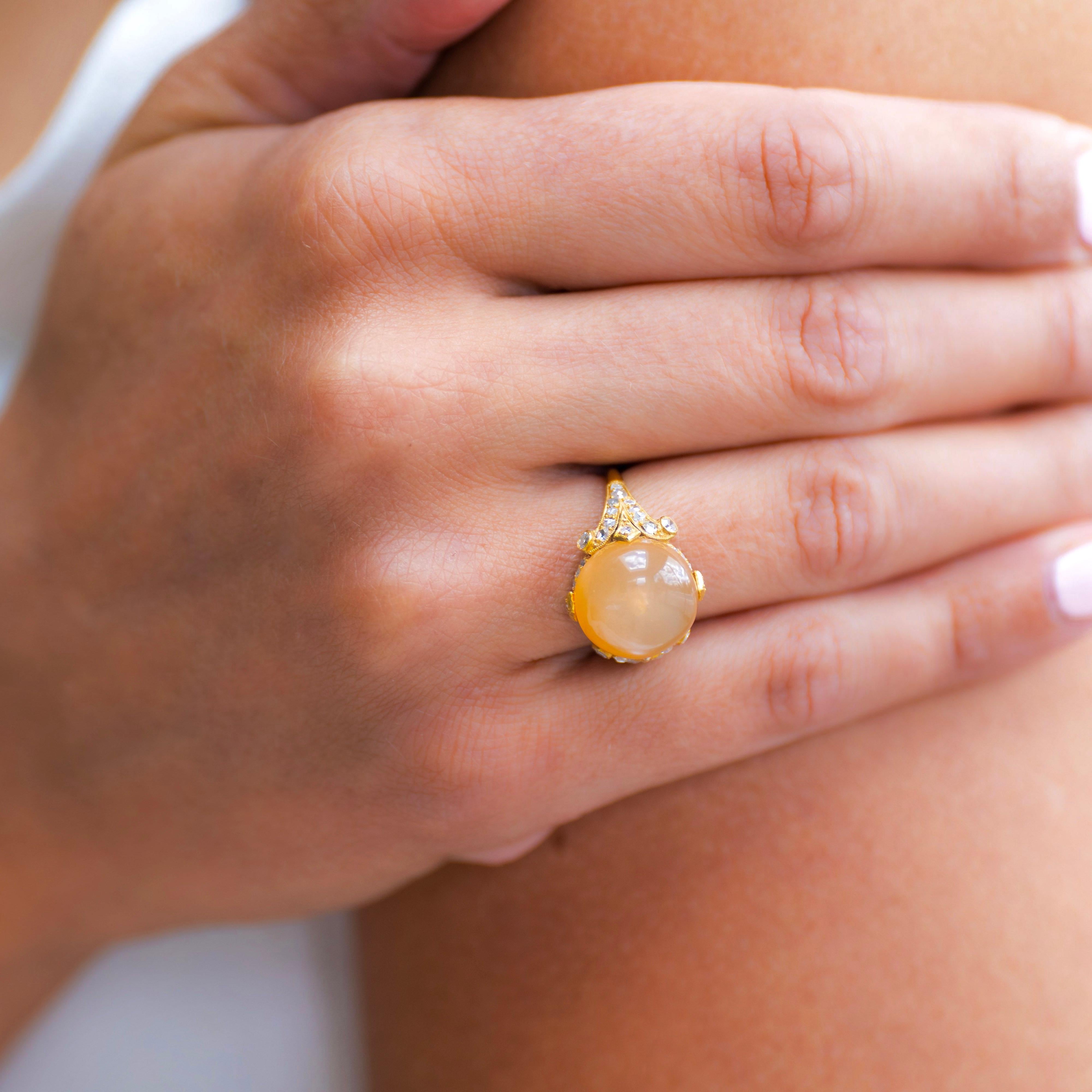 Unglaublicher antiker, Belle Époque, 18 Karat Gold Pfirsich-Mondstein und Diamantring im Angebot 1