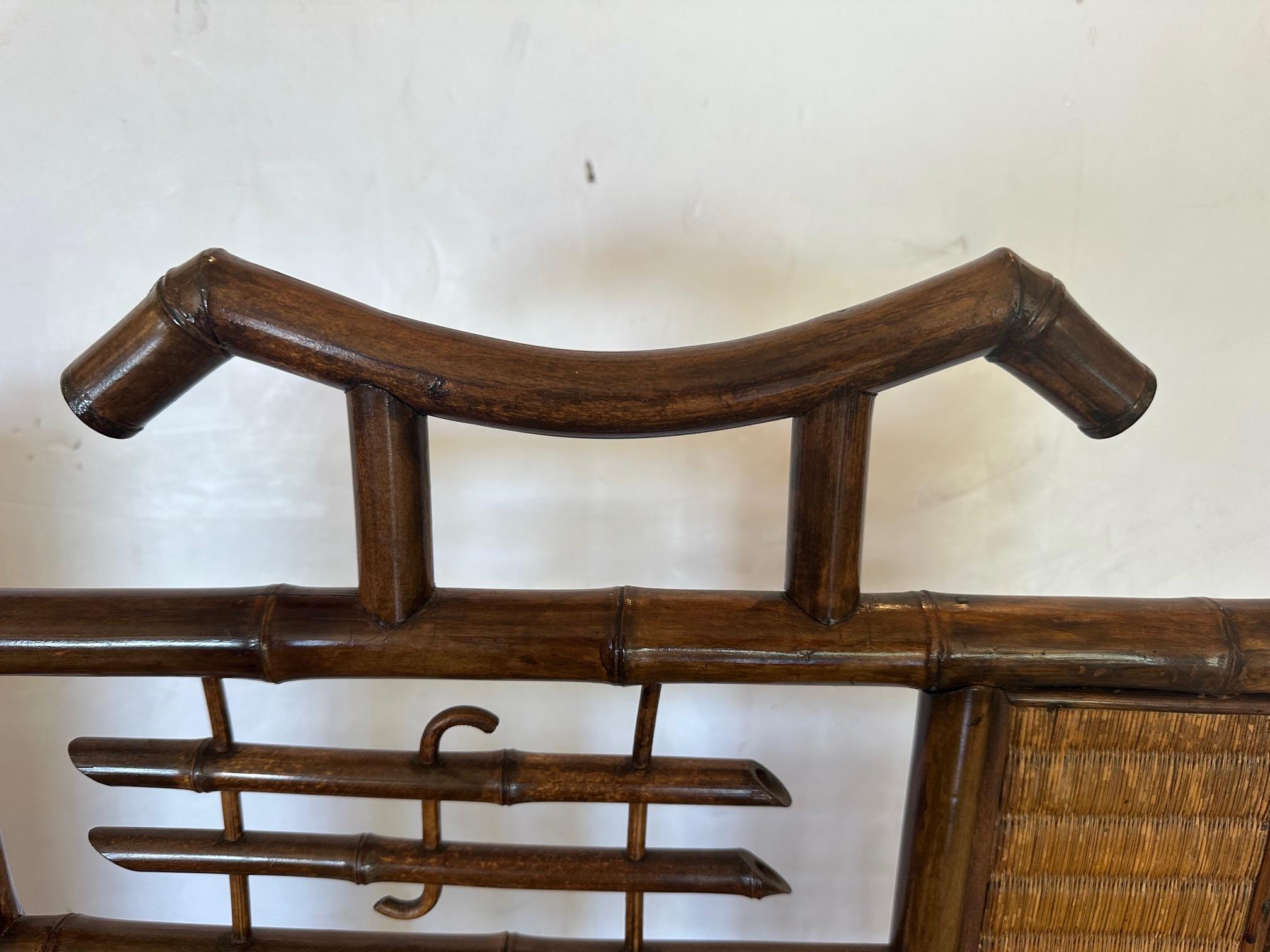Incroyables fauteuils chinois anciens en rotin et bambou en vente 5