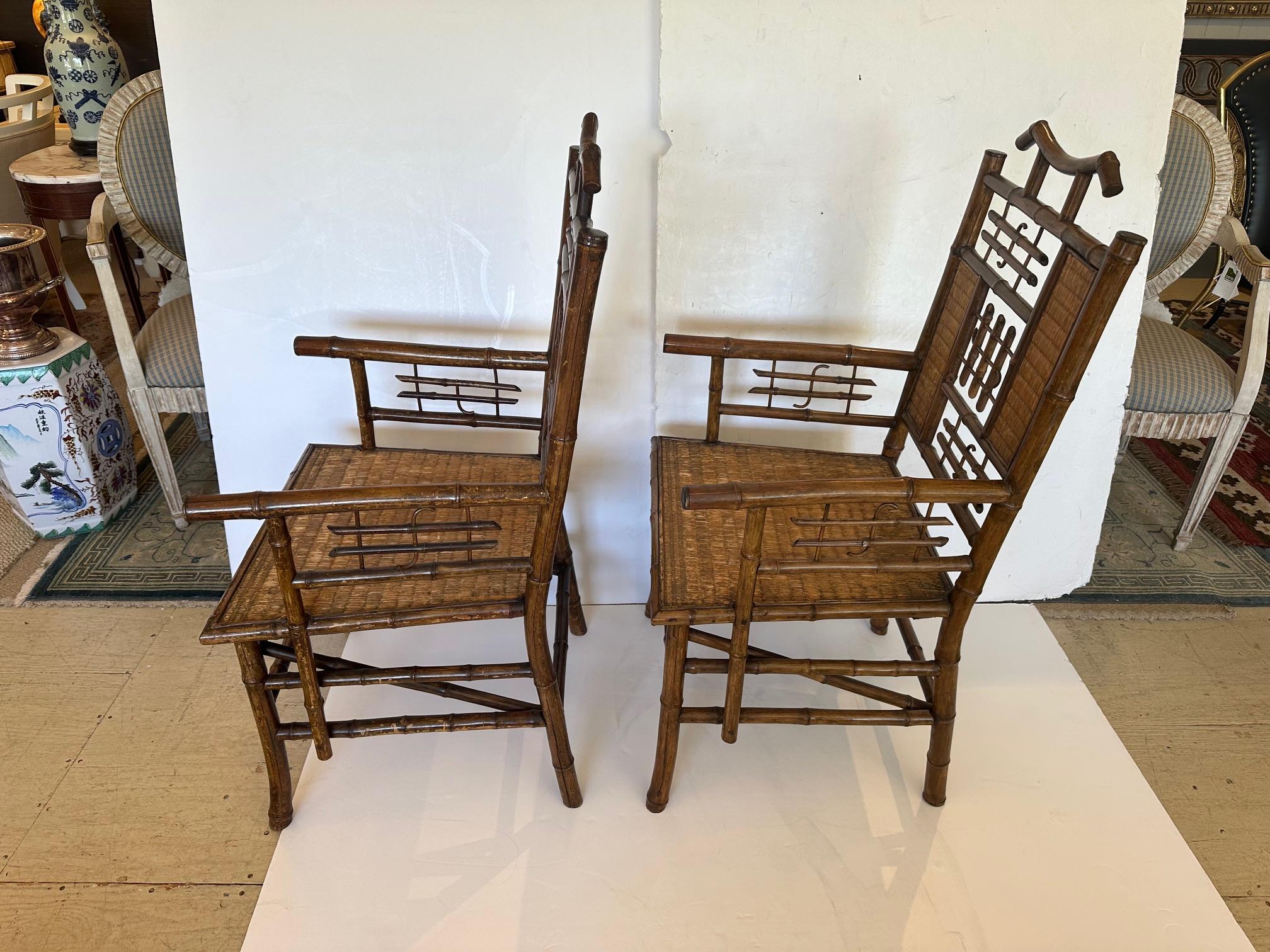 Rare et magnifique paire de fauteuils chinois anciens en bambou et rotin, d'un grand style et d'une grande qualité d'exécution.
Hauteur du bras 26,5
Département des sièges 18