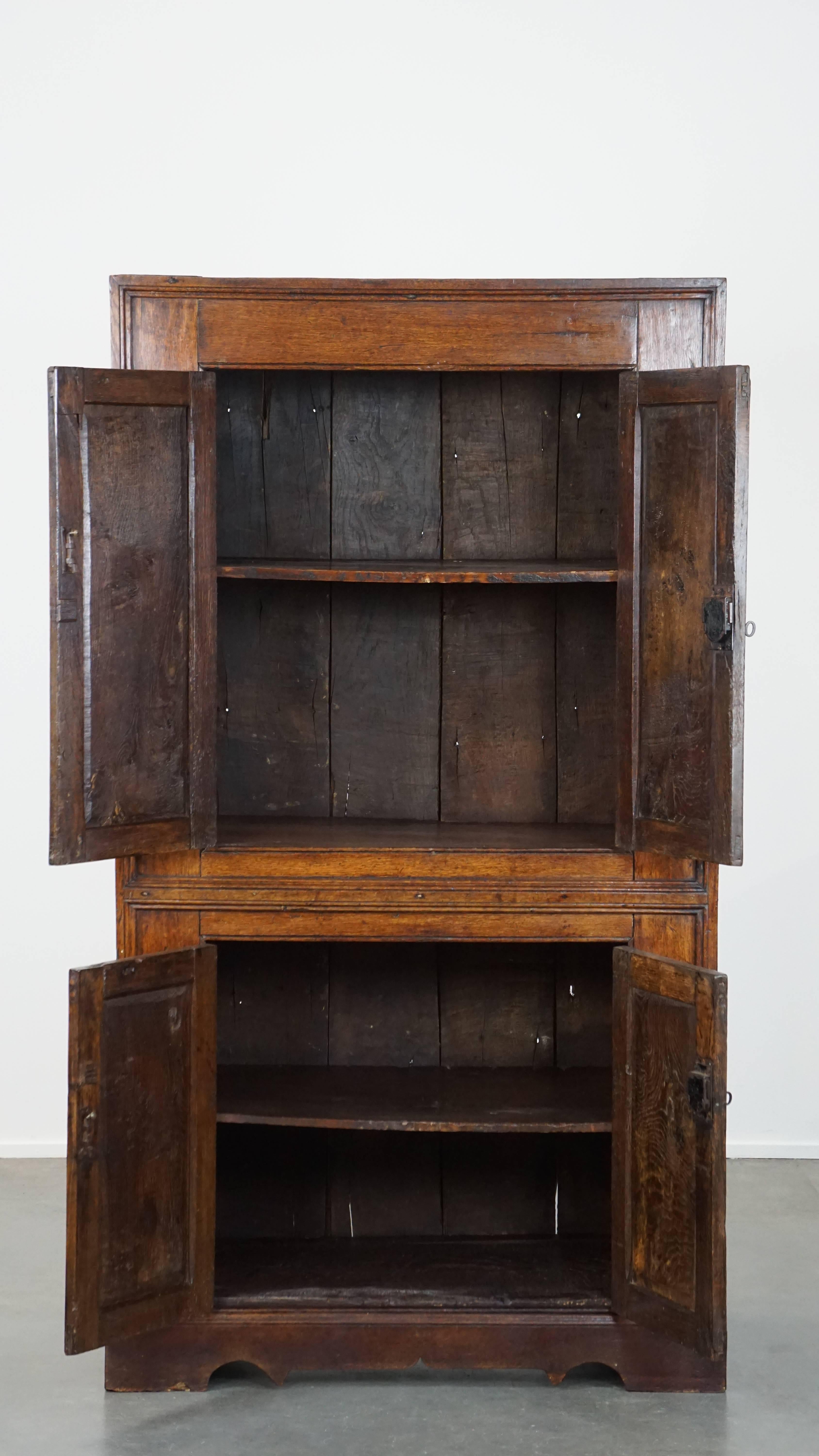 Questo sorprendente e purissimo mobile risale al XVIII secolo e presenta una patina davvero splendida. Tutto in questo armadio è perfetto: le dimensioni, le serrature funzionanti, la ferramenta in ferro forgiato, il colore e la praticità d'uso.
A