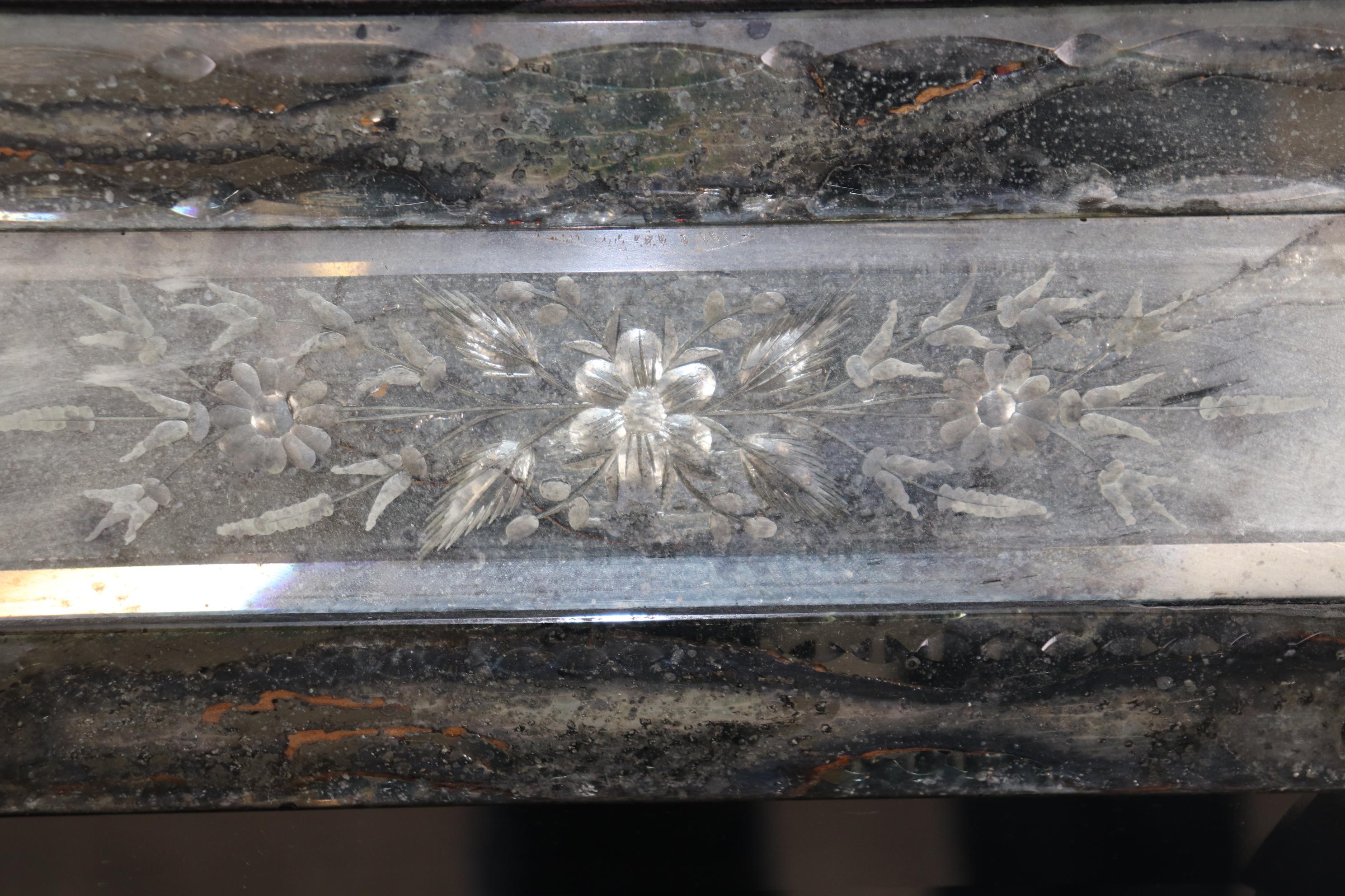 Incredibile Antique Mirror veneziano patinato in vetro acidato e sfaccettato in vendita 3