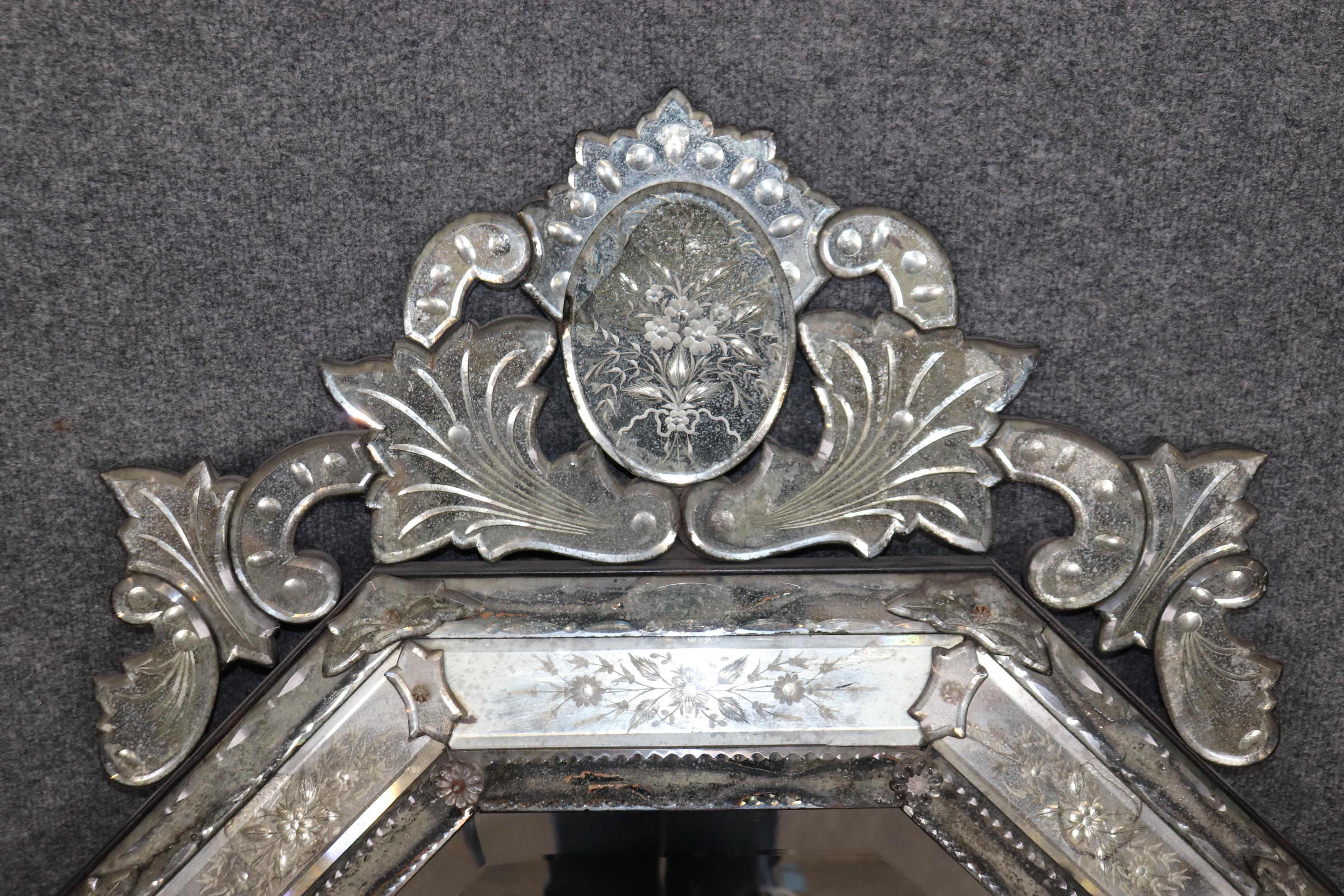 Si tratta di uno specchio veneziano di qualità superba, pesantemente patinato, risalente agli anni '40. Lo specchio è stato realizzato in Italia e presenta una patina significativa sotto l'argentatura del vetro che i collezionisti desiderano. Misura