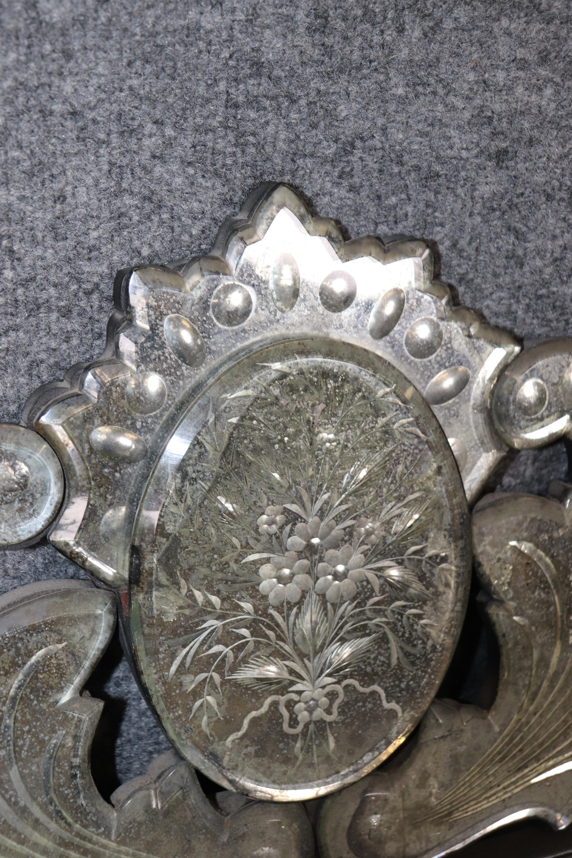 Neoclassico Incredibile Antique Mirror veneziano patinato in vetro acidato e sfaccettato in vendita