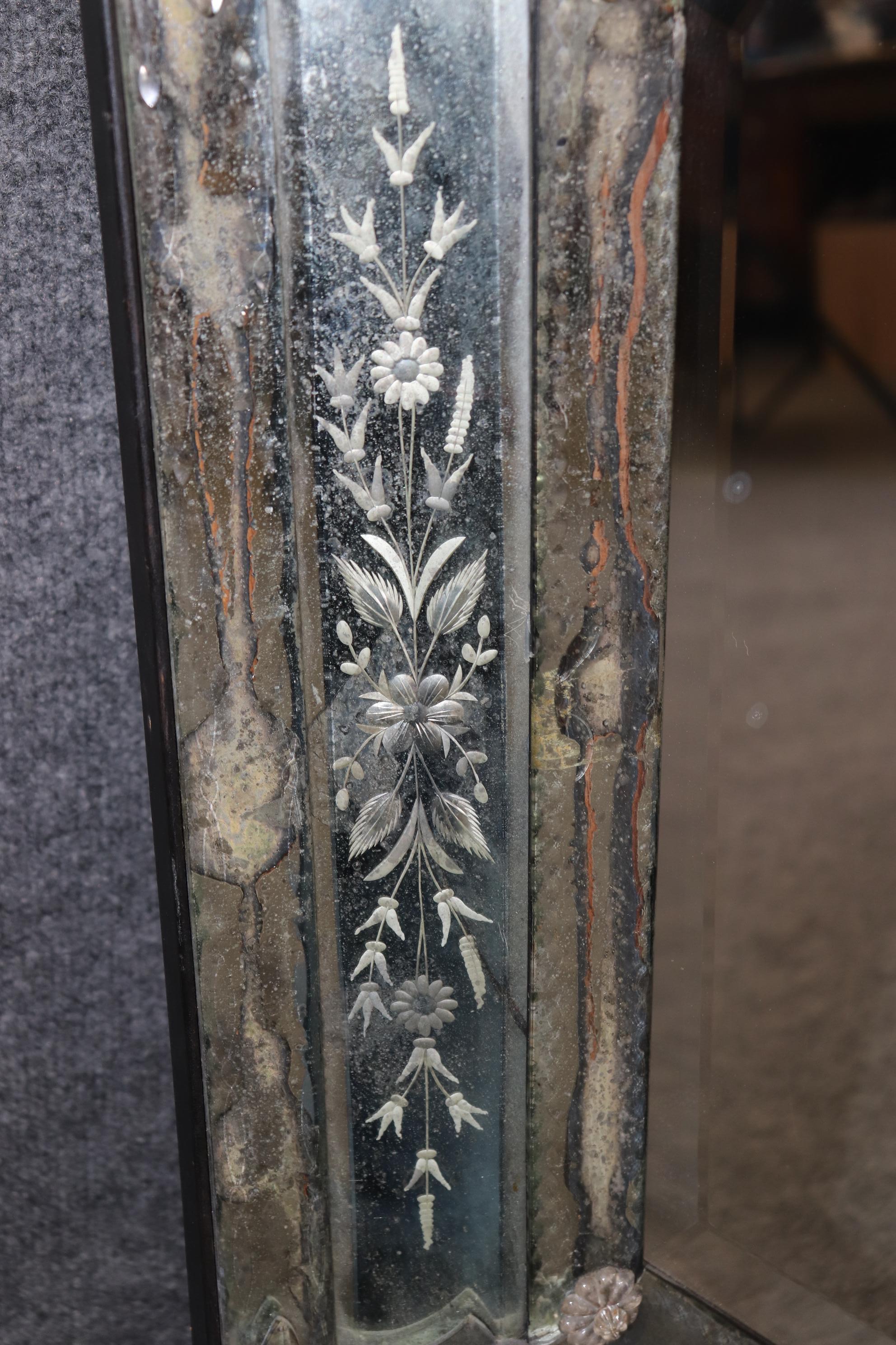 Italiano Incredibile Antique Mirror veneziano patinato in vetro acidato e sfaccettato in vendita