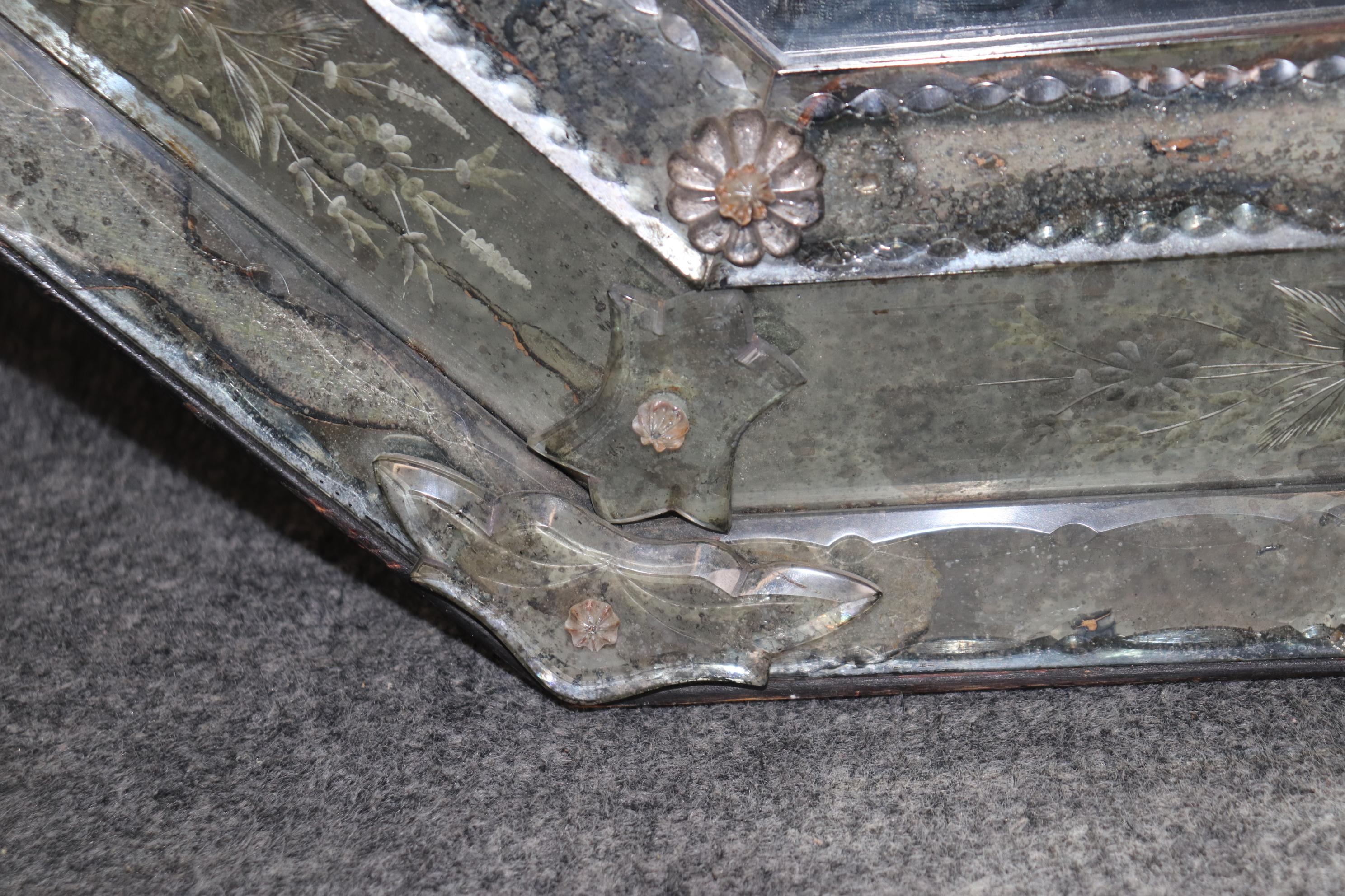 Incredibile Antique Mirror veneziano patinato in vetro acidato e sfaccettato In condizioni buone in vendita a Swedesboro, NJ