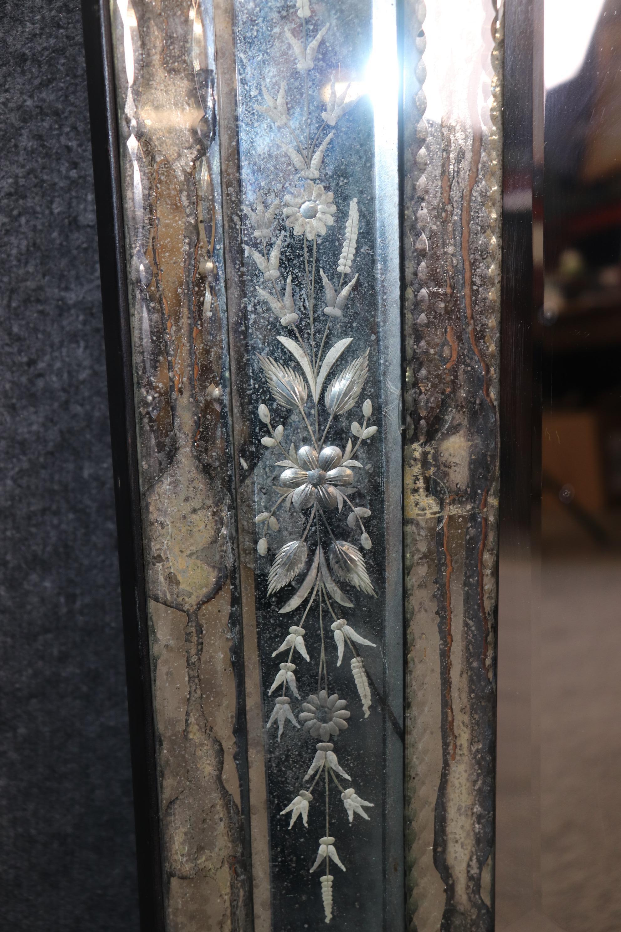 Metà XX secolo Incredibile Antique Mirror veneziano patinato in vetro acidato e sfaccettato in vendita