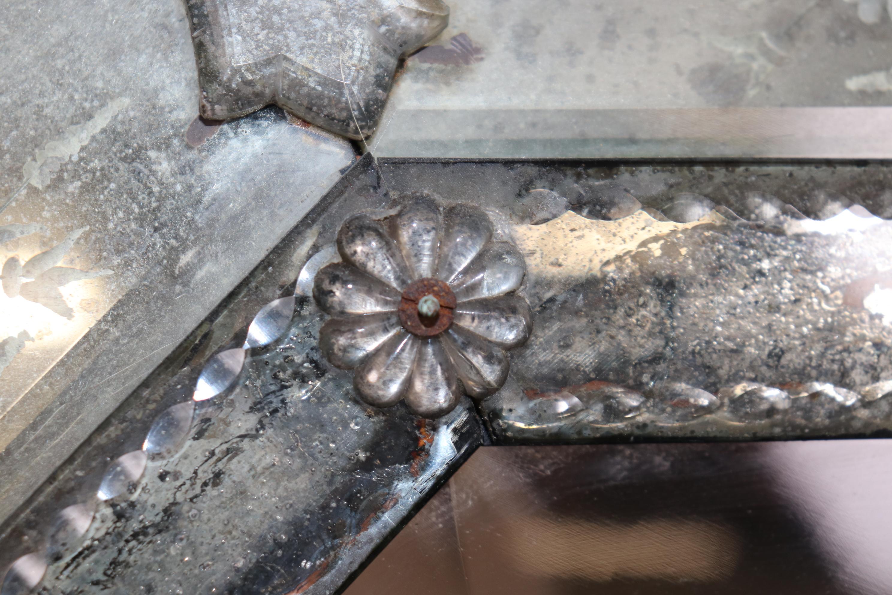 Specchio Incredibile Antique Mirror veneziano patinato in vetro acidato e sfaccettato in vendita
