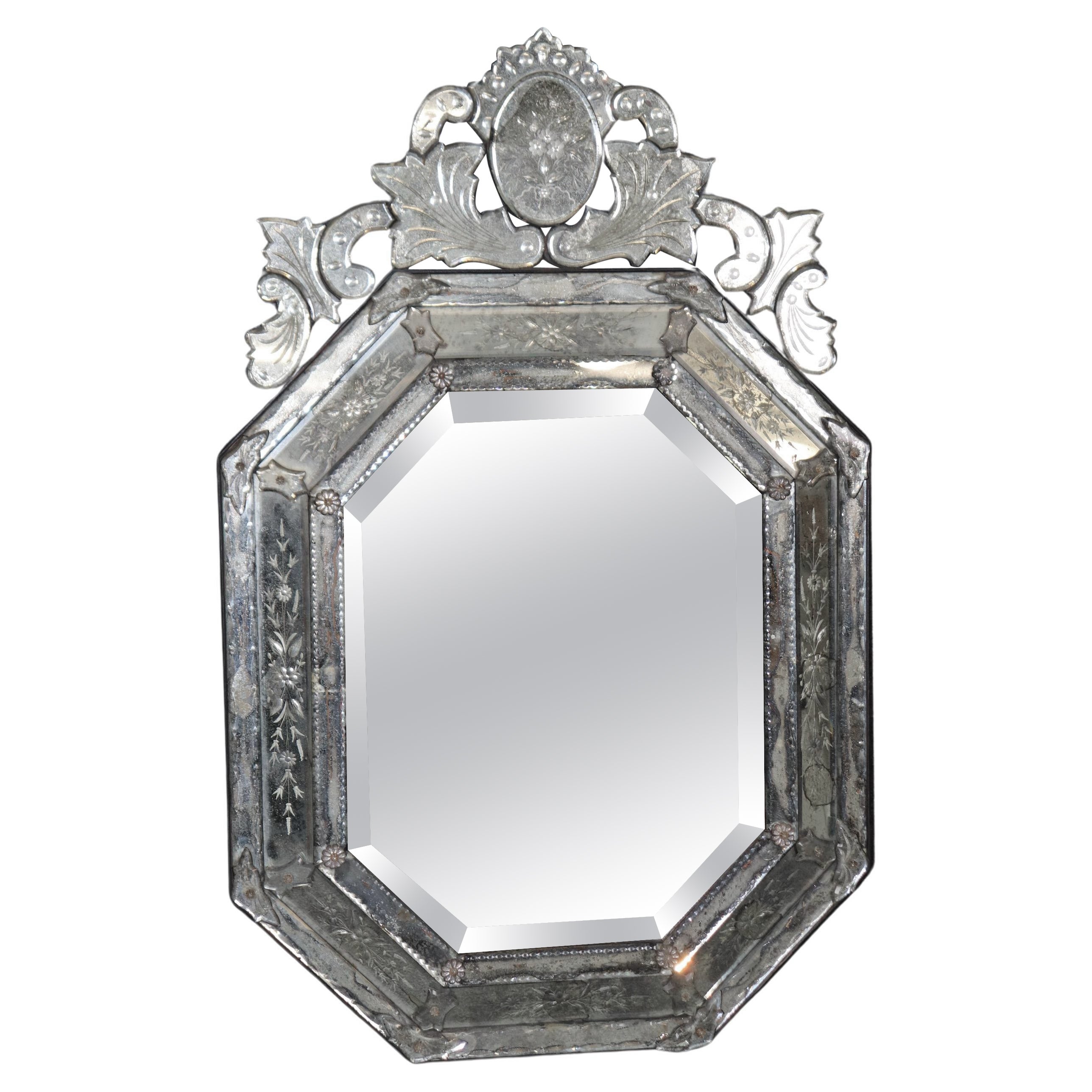 Incredibile Antique Mirror veneziano patinato in vetro acidato e sfaccettato