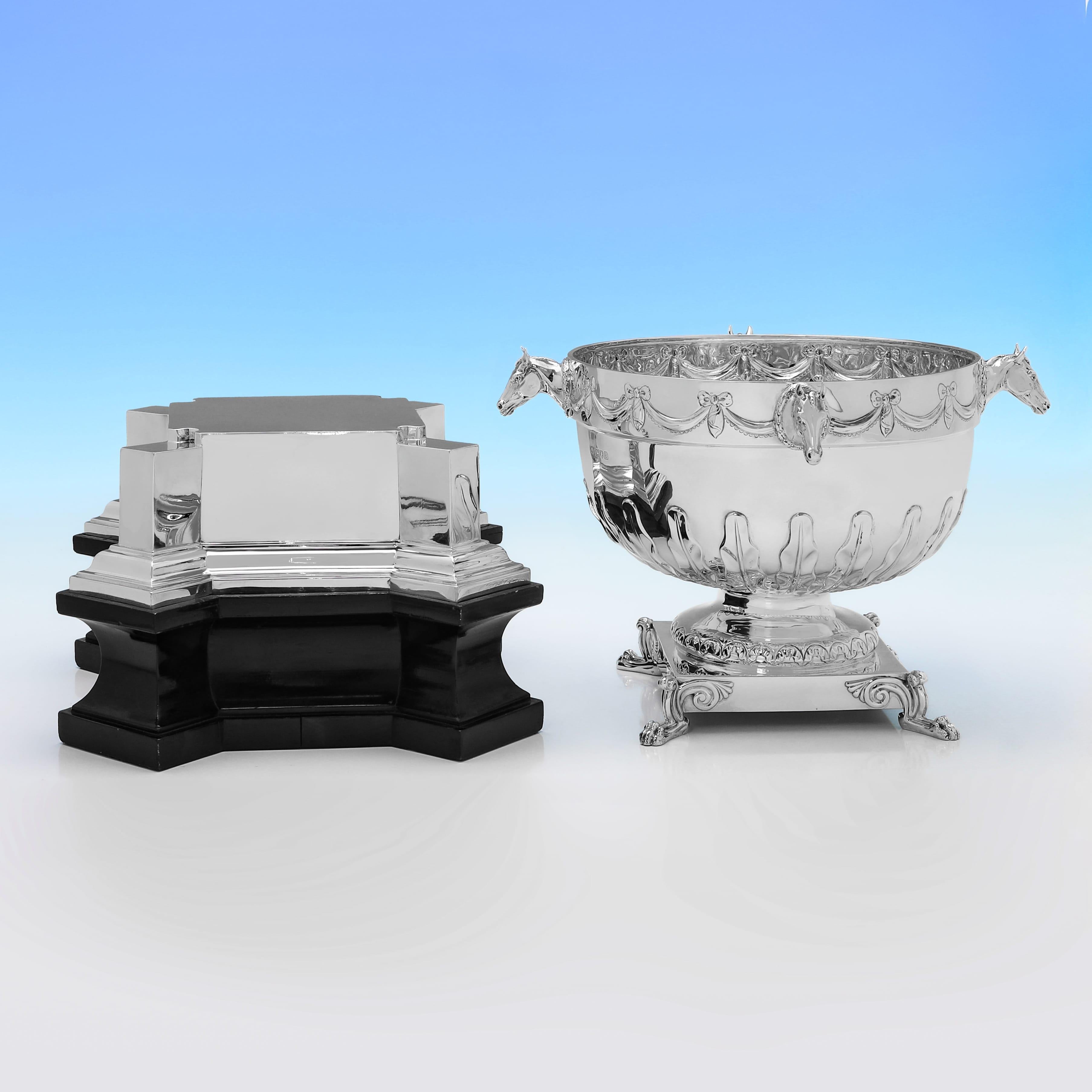 Poinçonné à Londres en 1902 par George Dimmer, cet élégant centre de table en argent sterling ancien de l'époque édouardienne ferait un trophée de course hippique ou un bol de centre de table (ou un rafraîchisseur de vin !) idéal pour un passionné