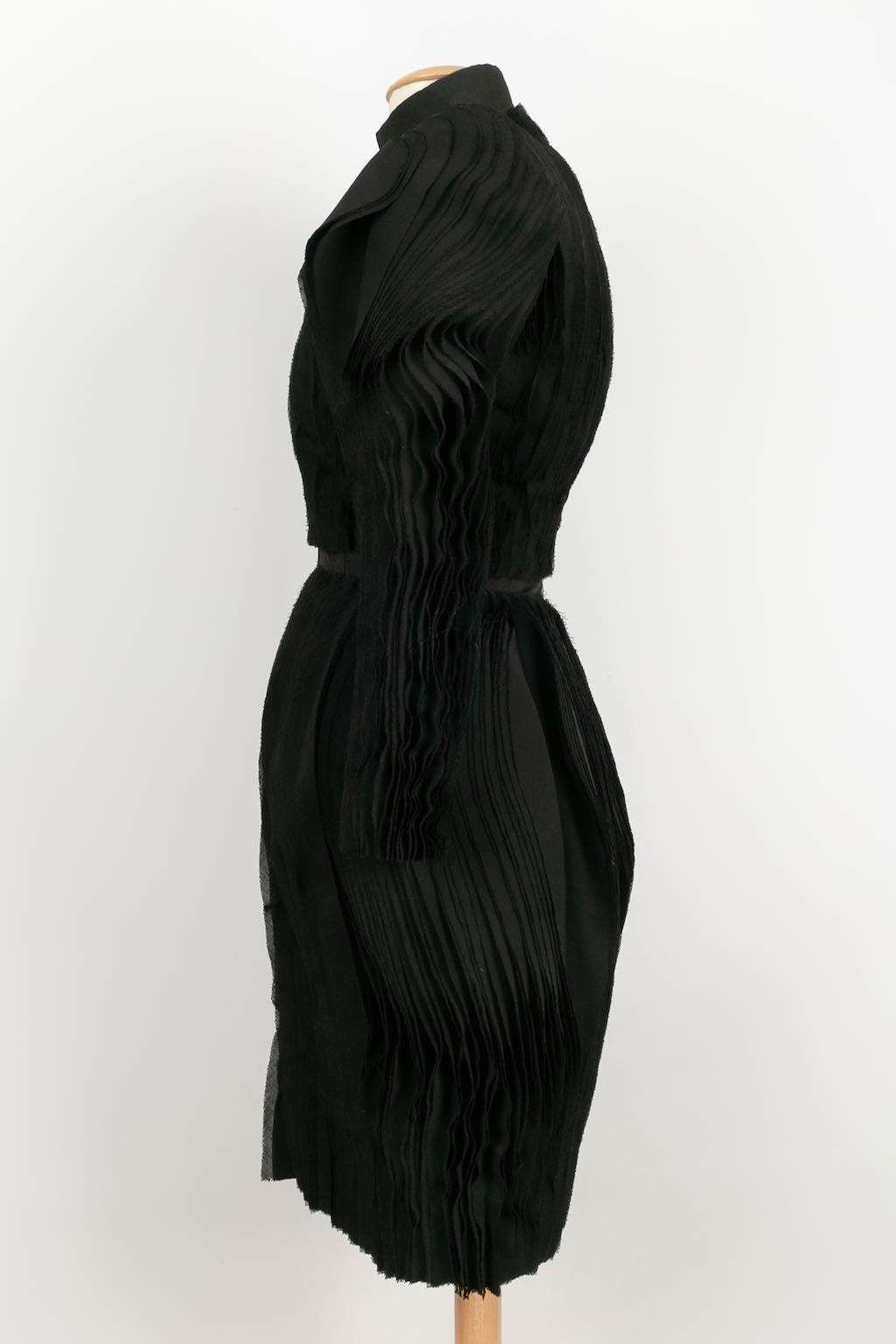 Jean-Paul Gaultier -Black canvas dress sewn with strips of tapered fabric giving incredible volume to the piece. No size or composition label, it fits a size 36FR. Fall-Winter 2014 Couture Collection.

Additional information: 
Dimensions: 
Shoulder
