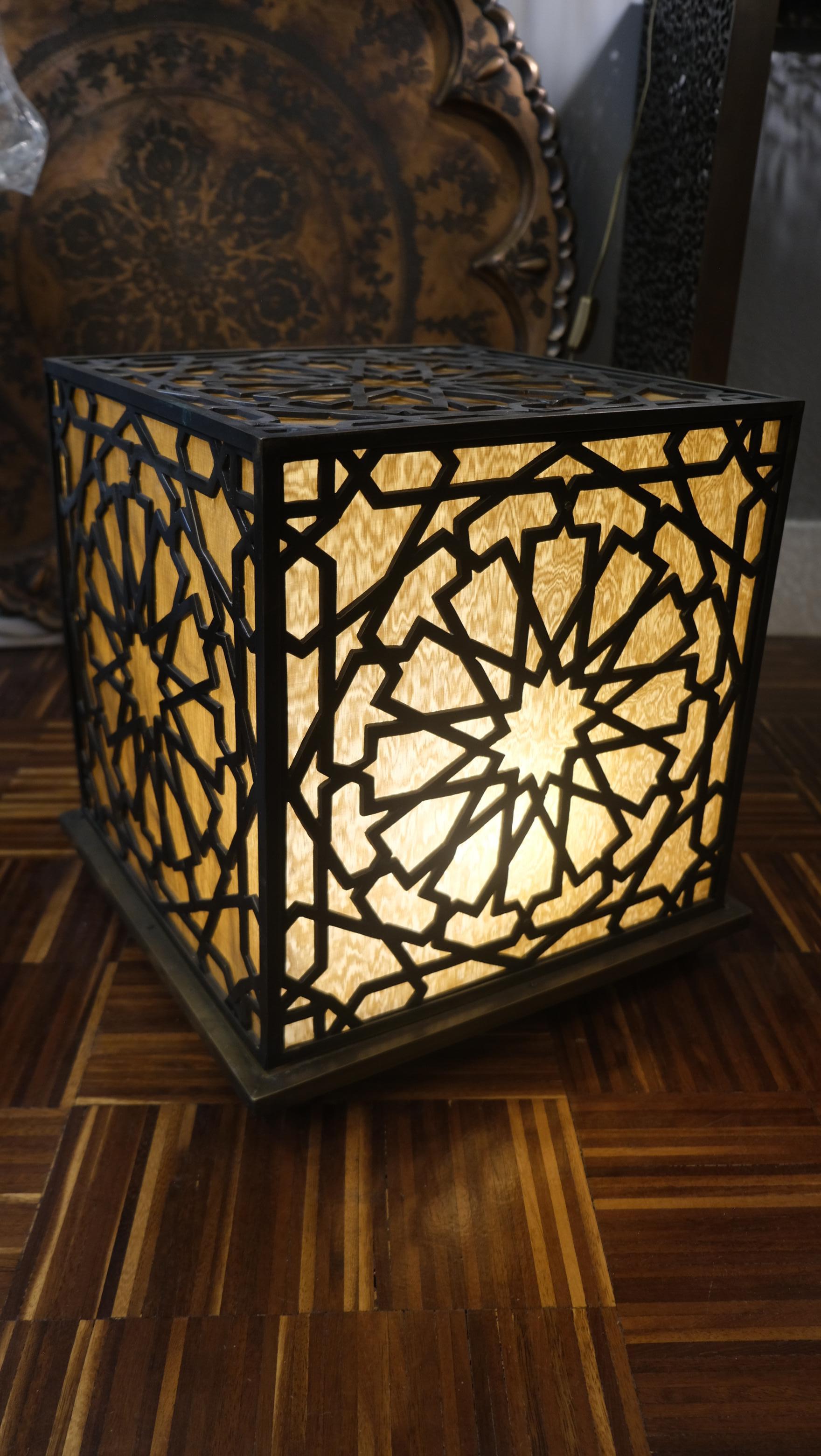 Art nouveau Incroyable lampadaire en bronze de Palena Furniture en vente