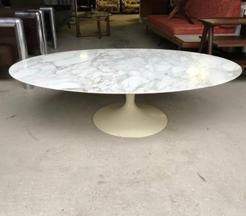 Super coffee table in Calacatta marble. Designed by Eero Saarinen for Knoll. Signed with original Knoll label dating to circa 1970sz.