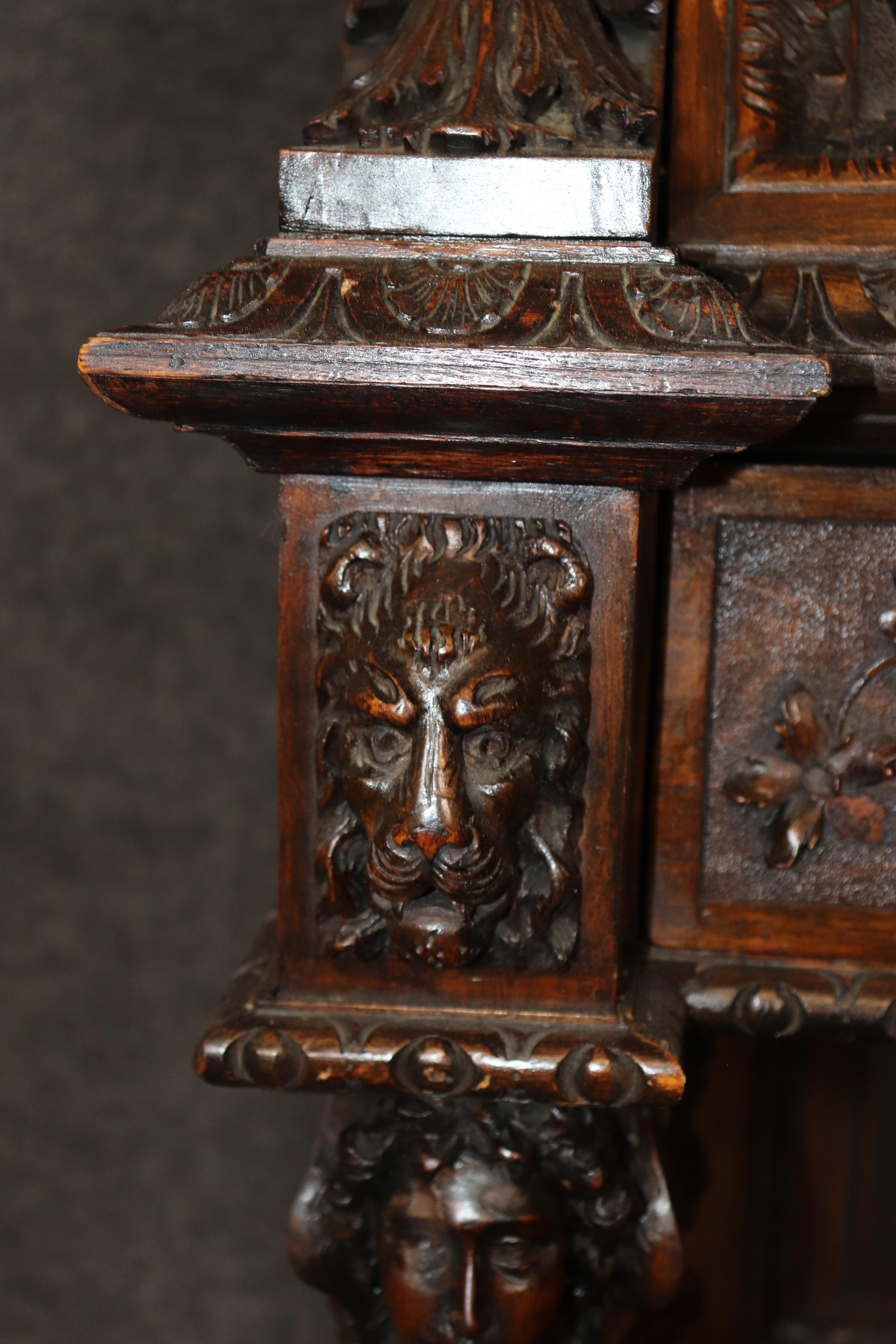 Incredible Carved Italian Luigi Frullini Narrow Figural Walnut Secretary Desk en vente 7