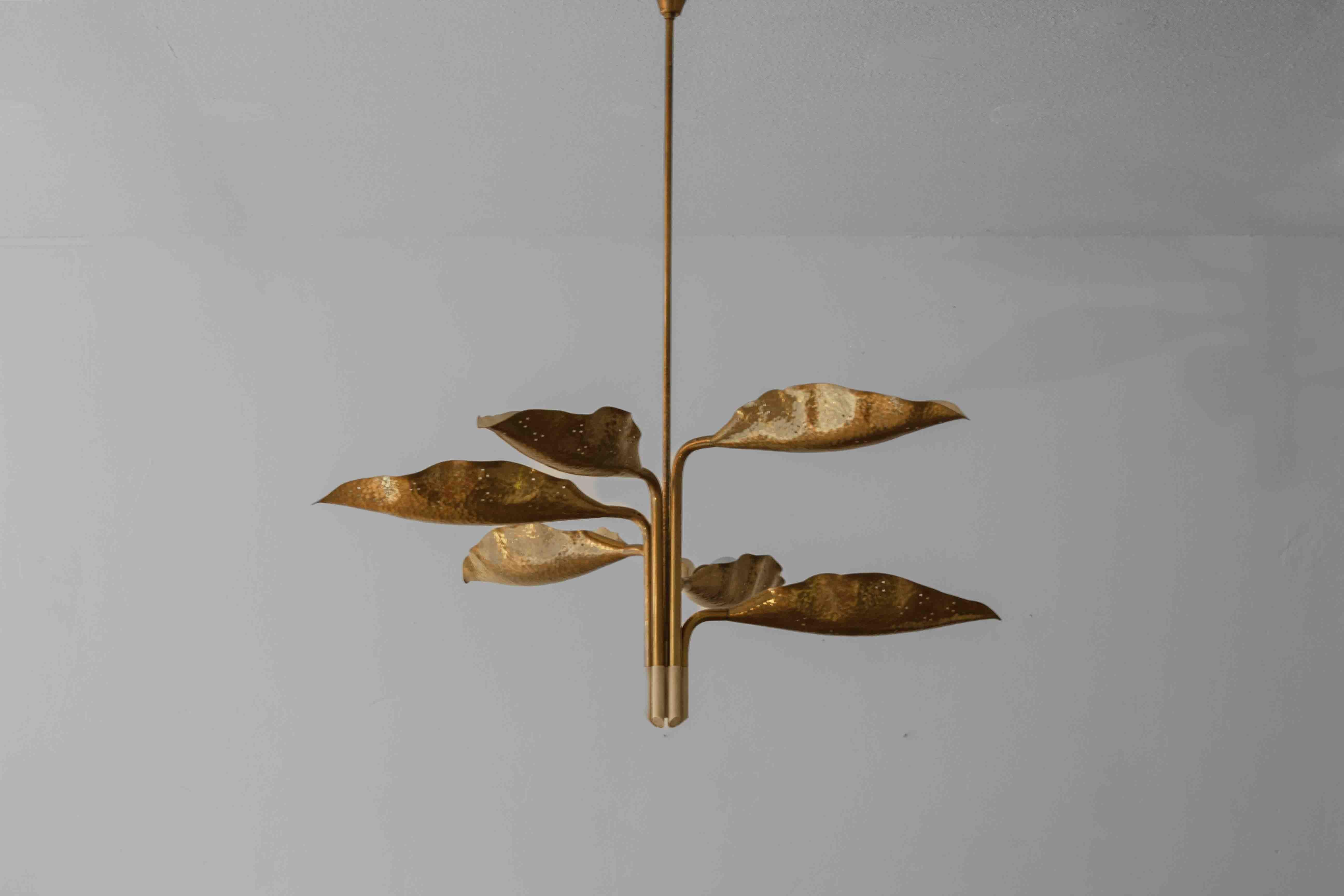 Unglaublicher Kronleuchter mit perforierten Messingblättern von A.  Lelii, Italien 1950er Jahre (Moderne der Mitte des Jahrhunderts) im Angebot
