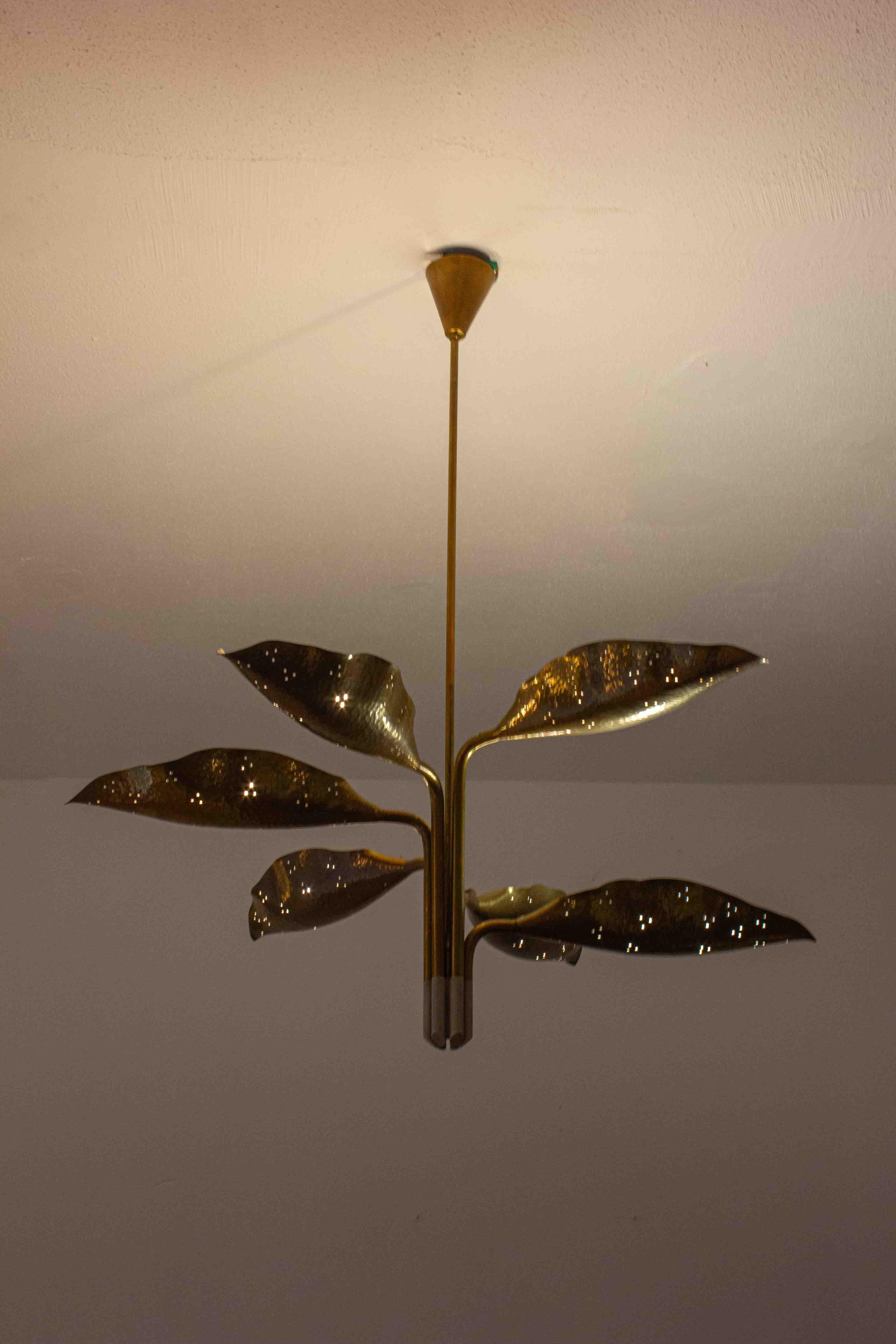 Unglaublicher Kronleuchter mit perforierten Messingblättern von A.  Lelii, Italien 1950er Jahre im Angebot 3