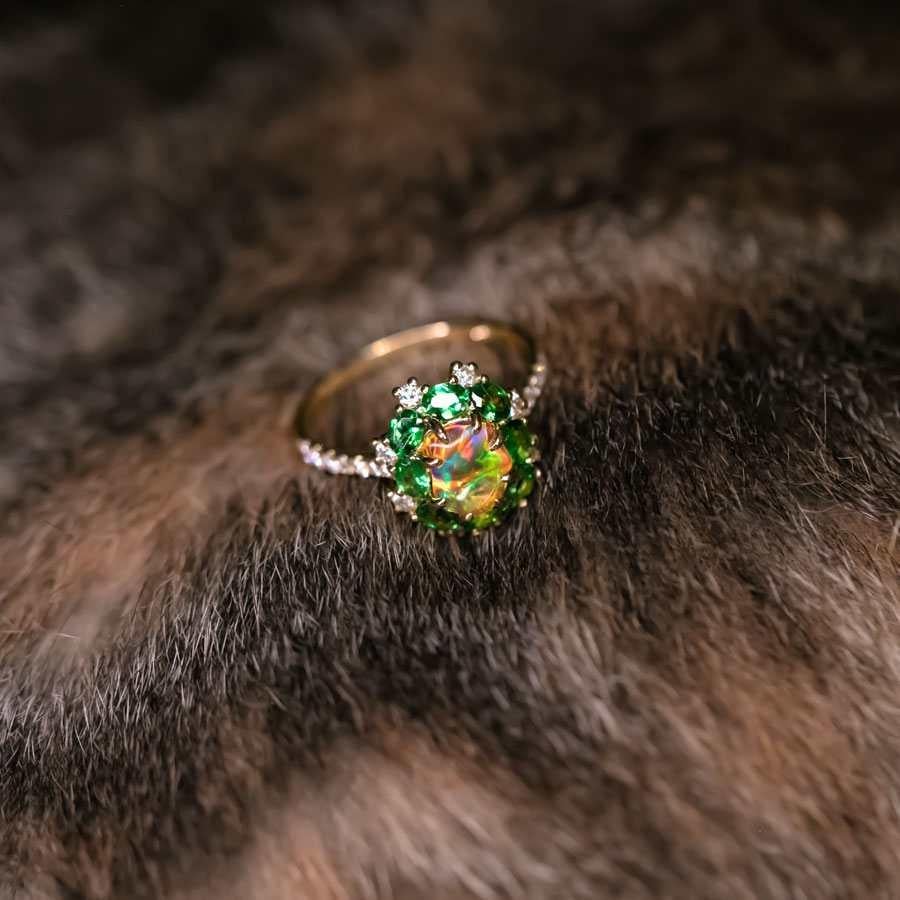 Unglaublicher mexikanischer Feueropal- Tsavorit-Diamant-Verlobungsring 18K im Zustand „Neu“ in Suwanee, GA