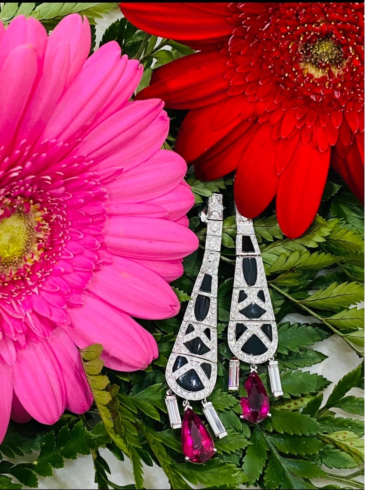 Art déco Boucles d'oreilles chandelier géométrique en or 18k avec diamants, onyx et rubellite en vente