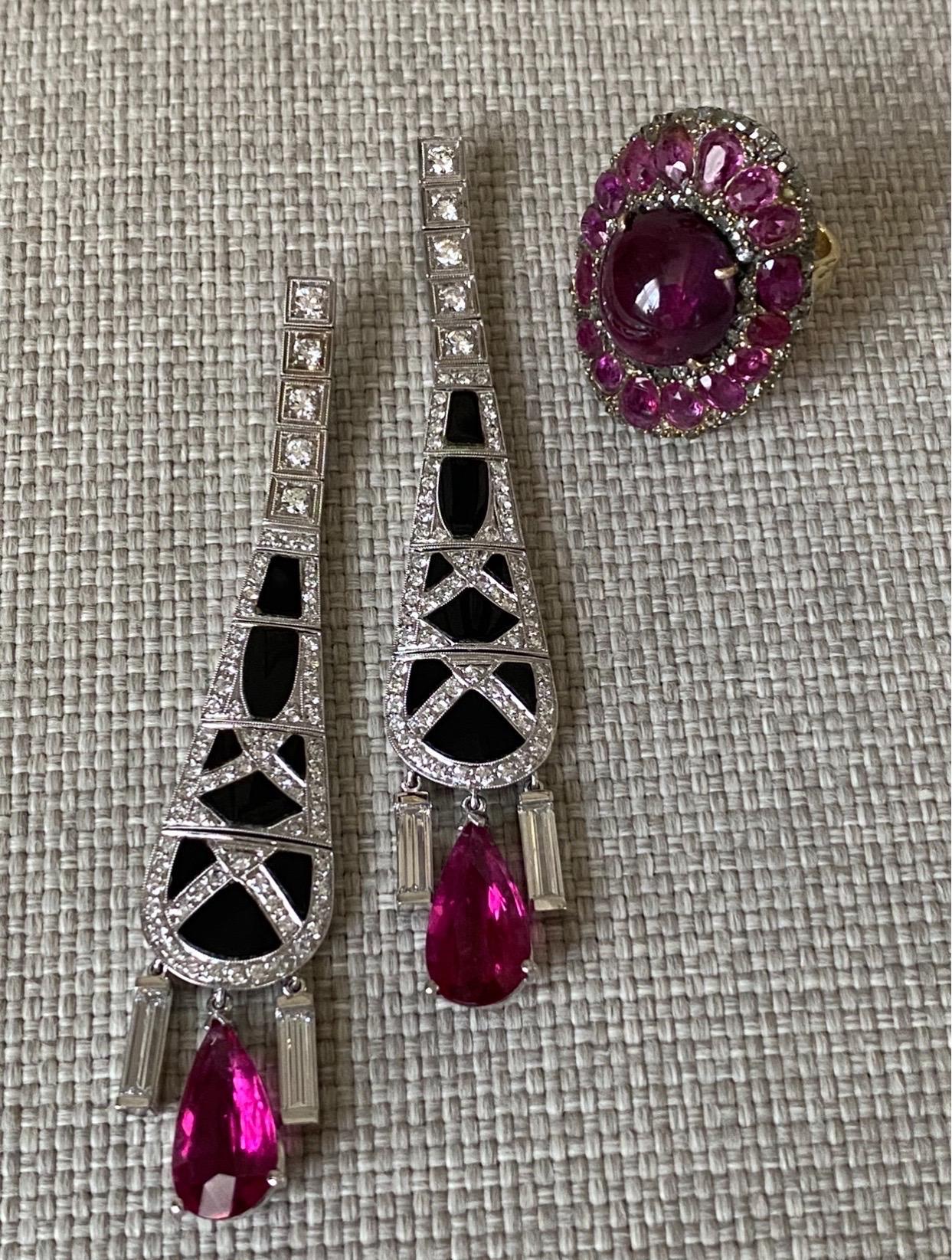 Boucles d'oreilles chandelier géométrique en or 18k avec diamants, onyx et rubellite Excellent état - En vente à New York, NY