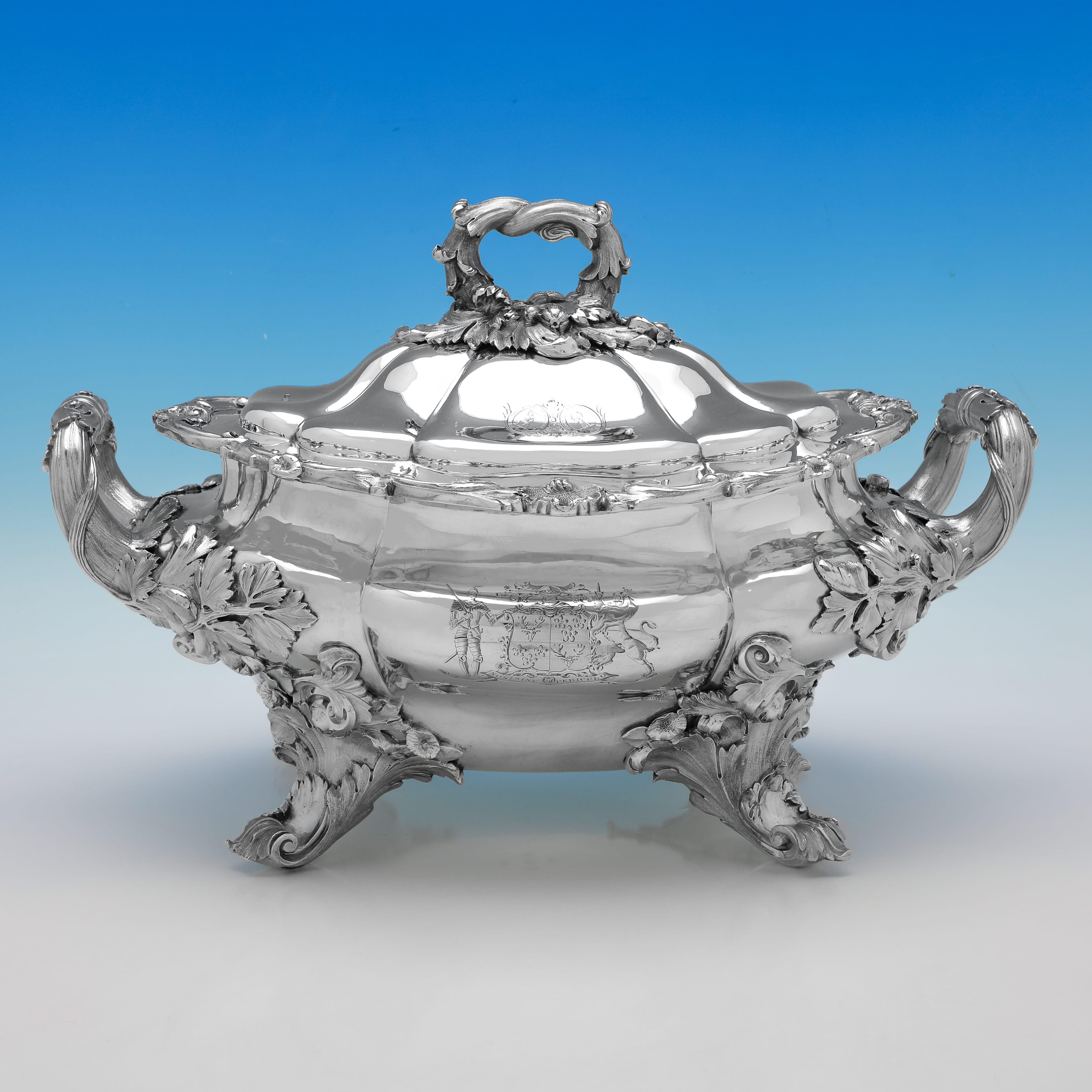Poinçonnée à Londres en 1829 par William Ker Reid, cette incroyable série de soupières en argent sterling d'époque George IV est ornée de poignées et de pieds moulés très détaillés, et gravée d'écussons et d'armoiries d'origine sur chaque pièce.