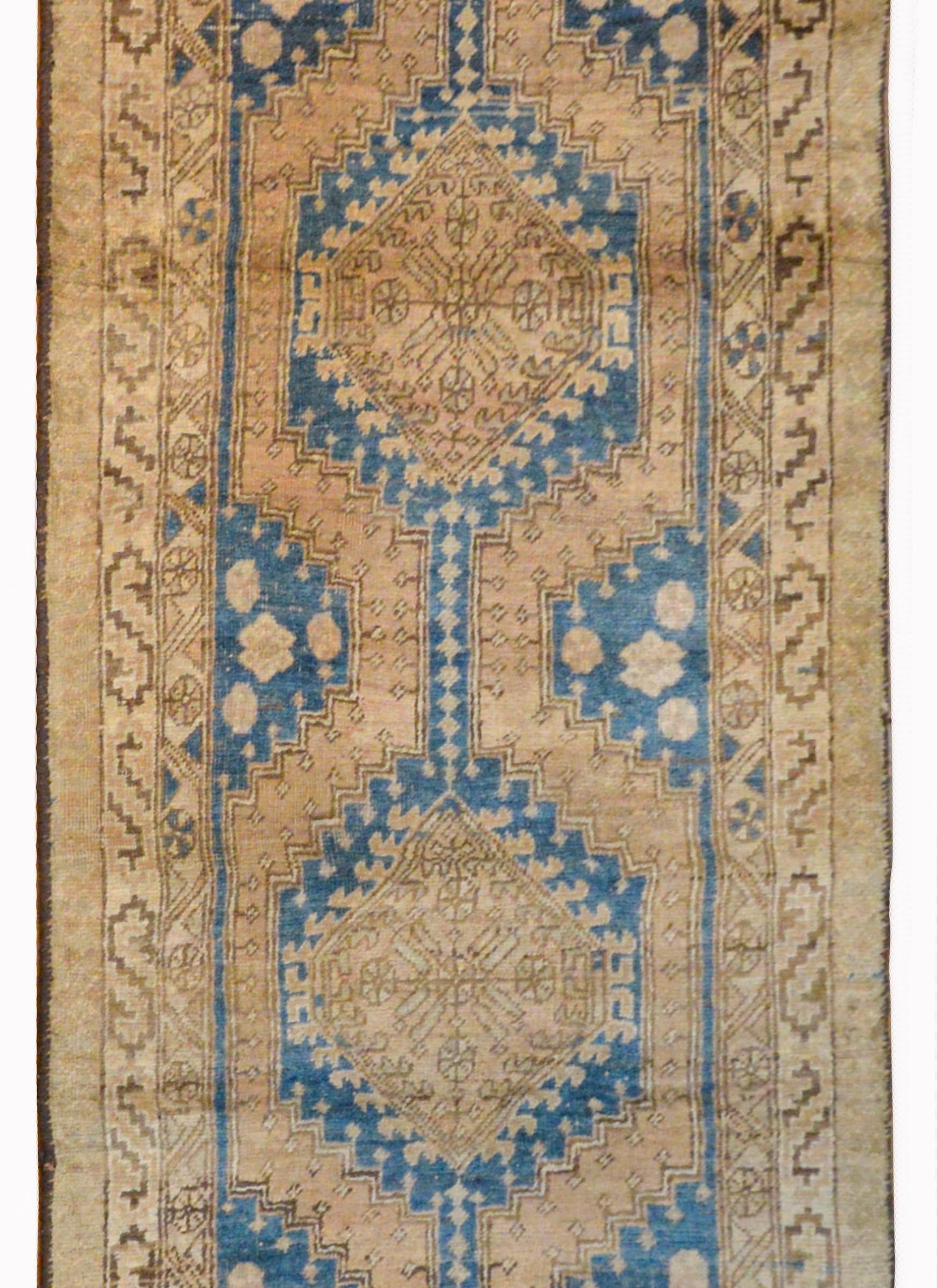 Tribal Incroyable tapis de couloir persan NW du début du 20e siècle en vente