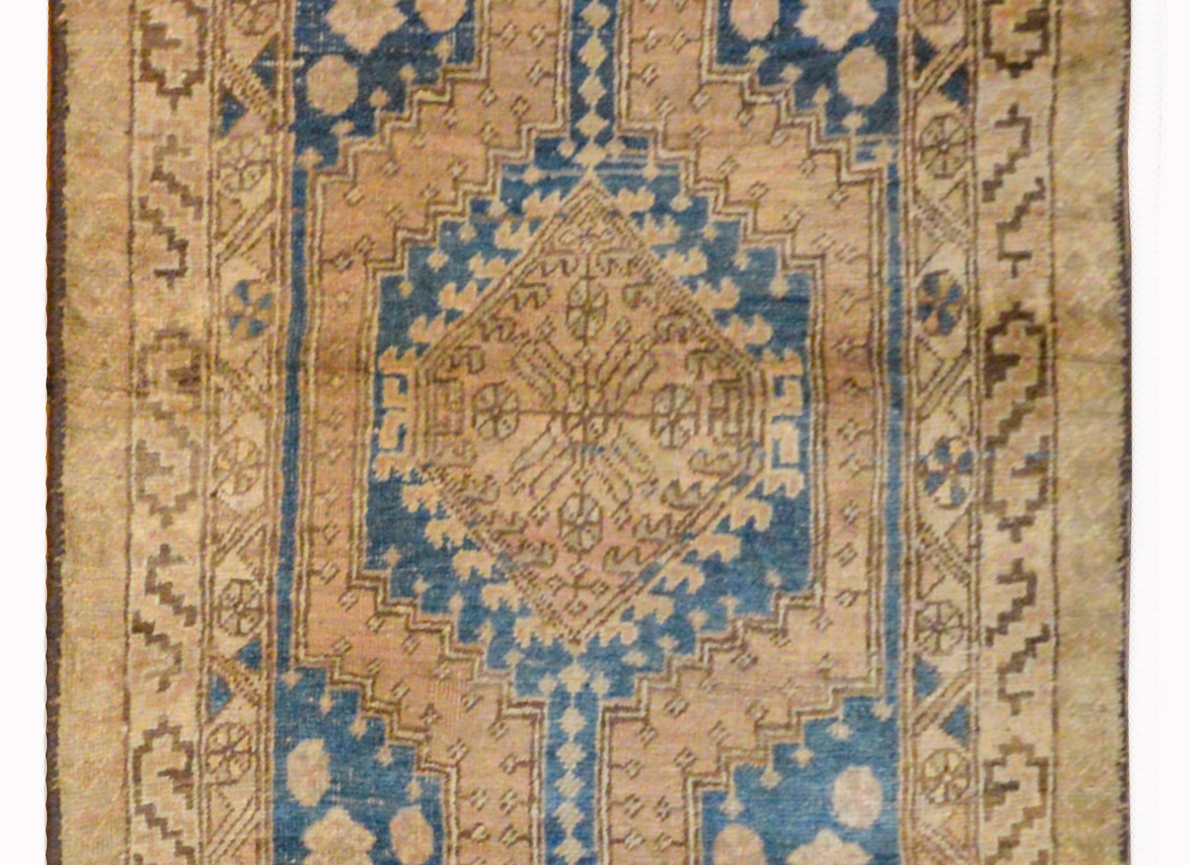 Noué à la main Incroyable tapis de couloir persan NW du début du 20e siècle en vente