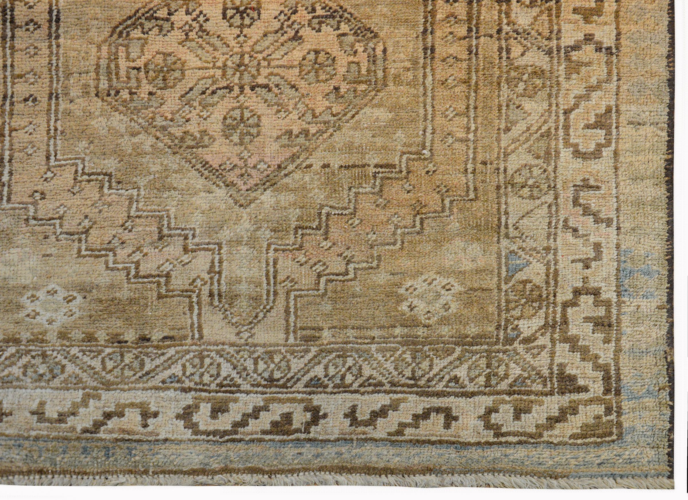 Incroyable tapis de couloir persan NW du début du 20e siècle en vente 1