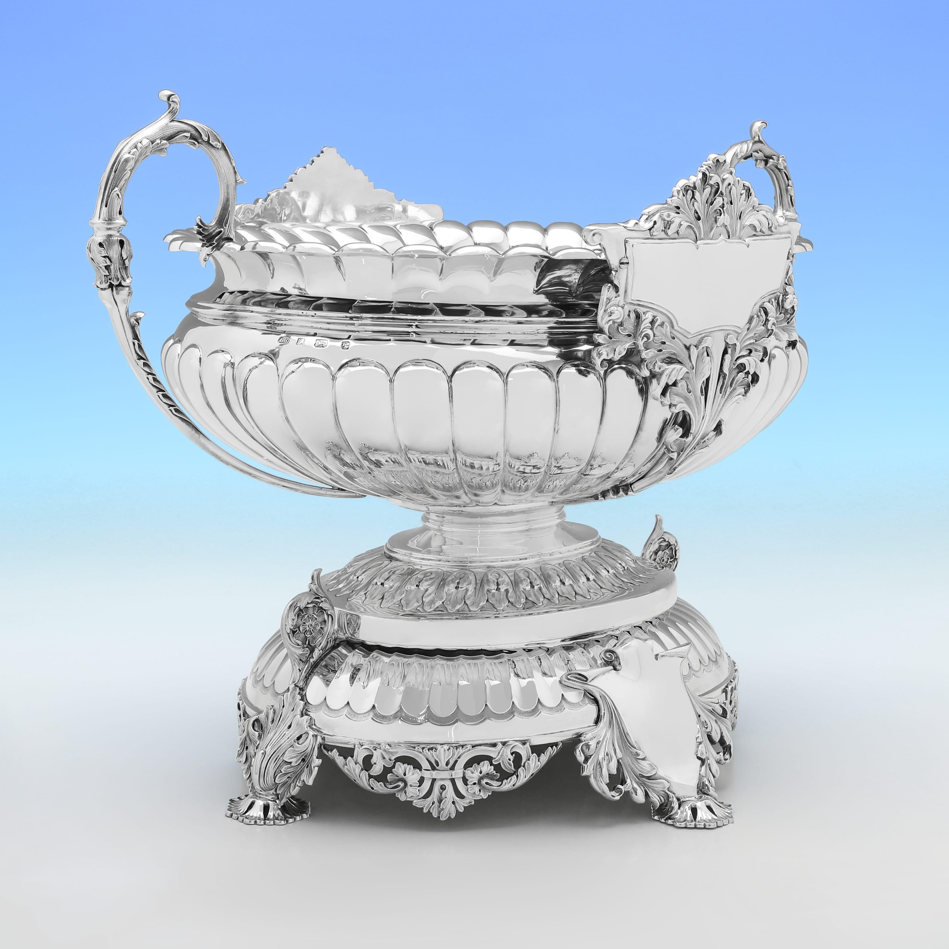 Poinçonnée à Birmingham en 1904 par Barker Brothers Ltd, cette incroyable citerne à vin ancienne en argent sterling de l'époque édouardienne est ornée d'une décoration cannelée, de poignées à acanthes et de volutes moulées et appliquées à la base et