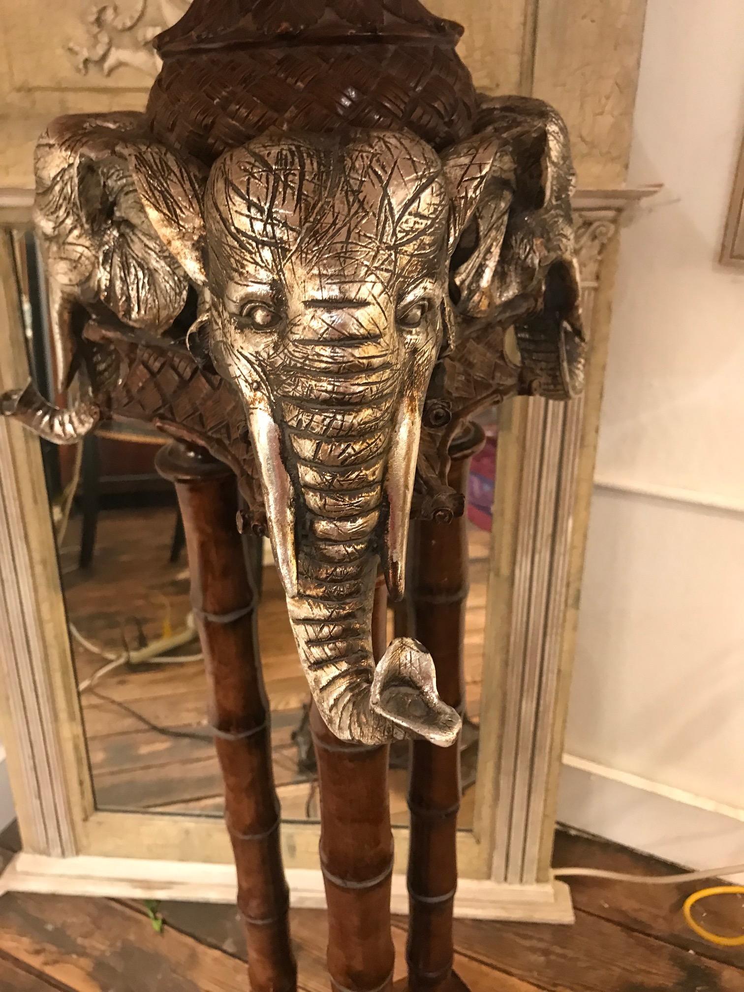 Maitland Smith: Unglaubliche Stehlampe mit Elefantenmotiv aus Kunstbambus  (Ende des 20. Jahrhunderts) im Angebot