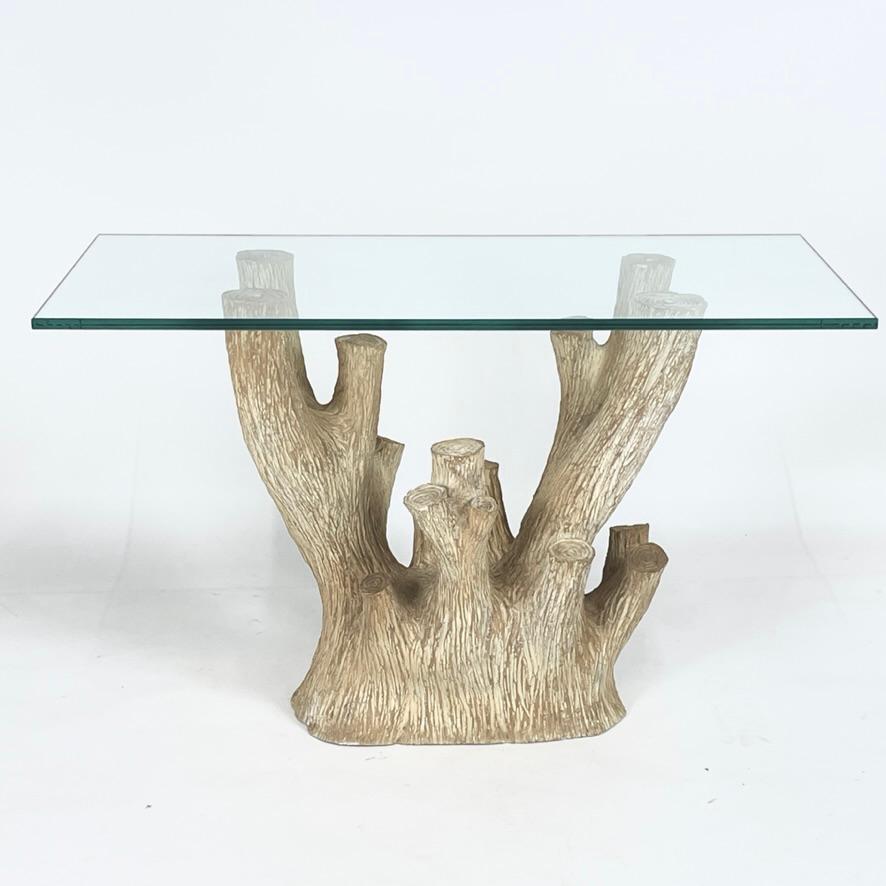 Goegeous Konsole mit Glasaufsatz aus Faux Bois. Elegantes skulpturales Designerstück aus einer Art schwerem, mattem Verbundwerkstoff - Fiberglas. 
Die Basis selbst misst:
16
