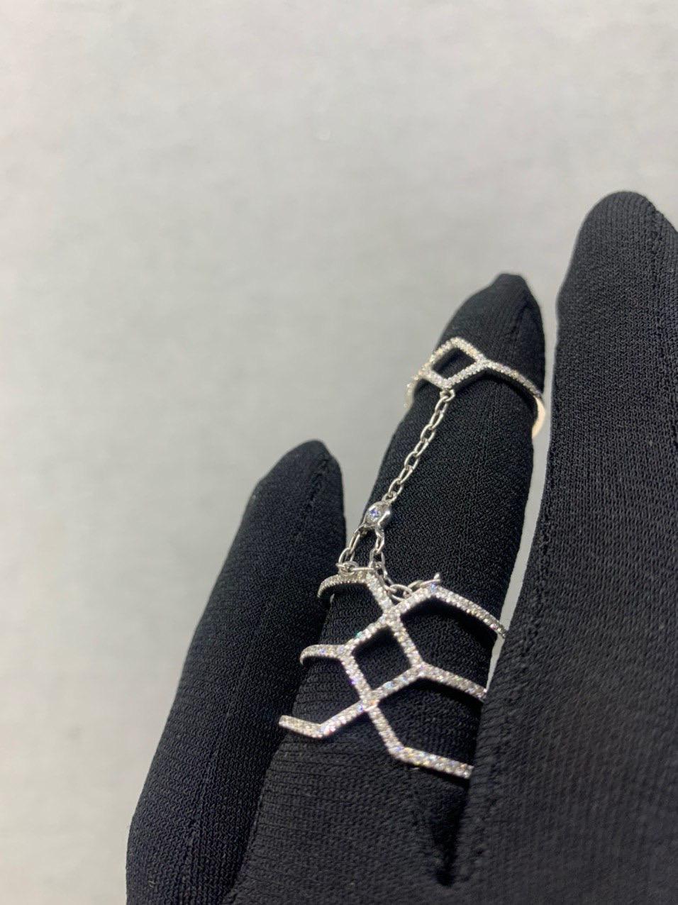 Unglaublicher weißer Diamant-Weißgold-Kettering mit Schmuckstücken (Rundschliff) im Angebot