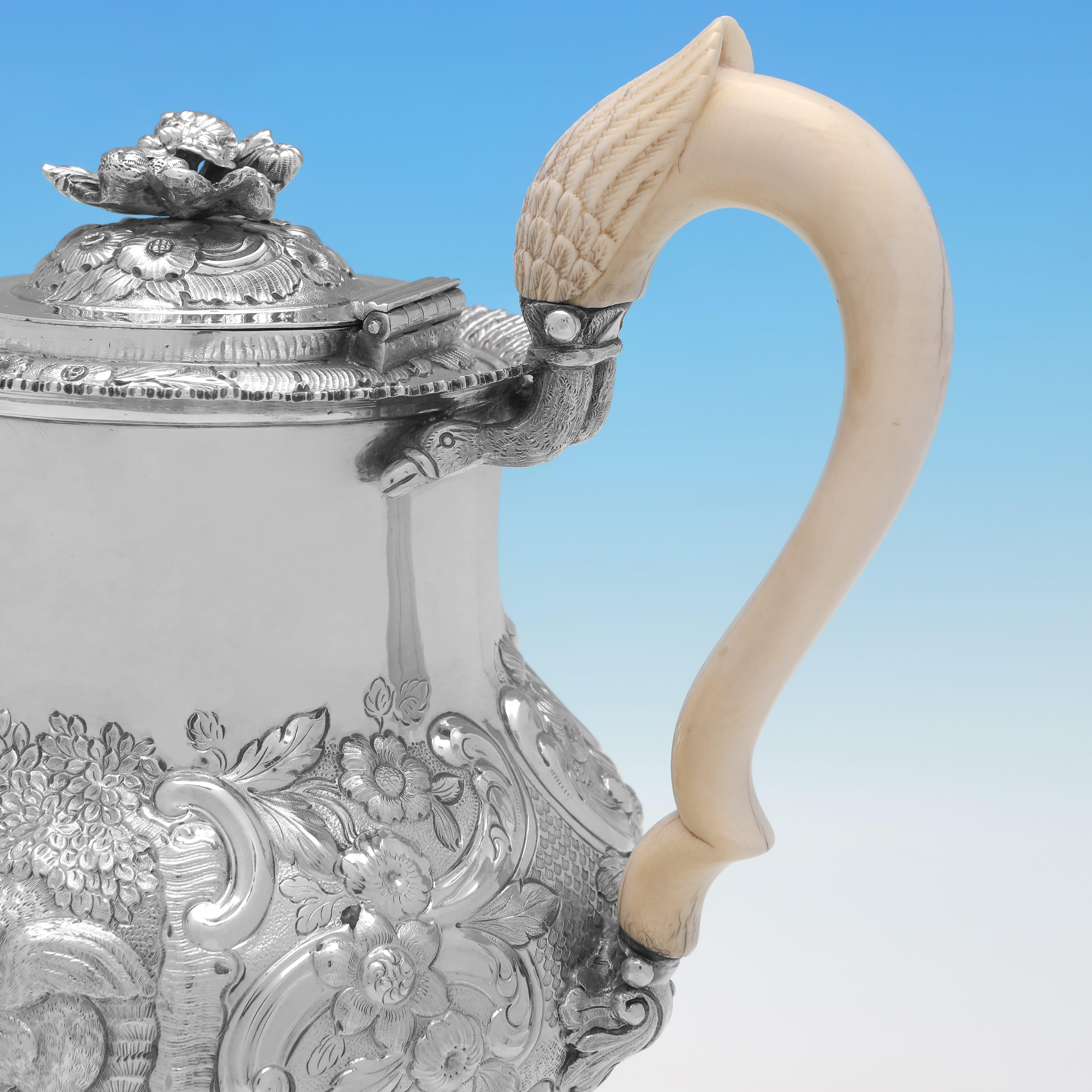 Dieses unglaubliche Teeservice aus antikem Sterlingsilber aus der Zeit Georgs IV., das zwischen 1821 und 1826 in London von John Edward Terrey gestempelt wurde, besteht aus einer Teemaschine, einer Kaffeekanne auf einem Ständer zum Aufwärmen, einer