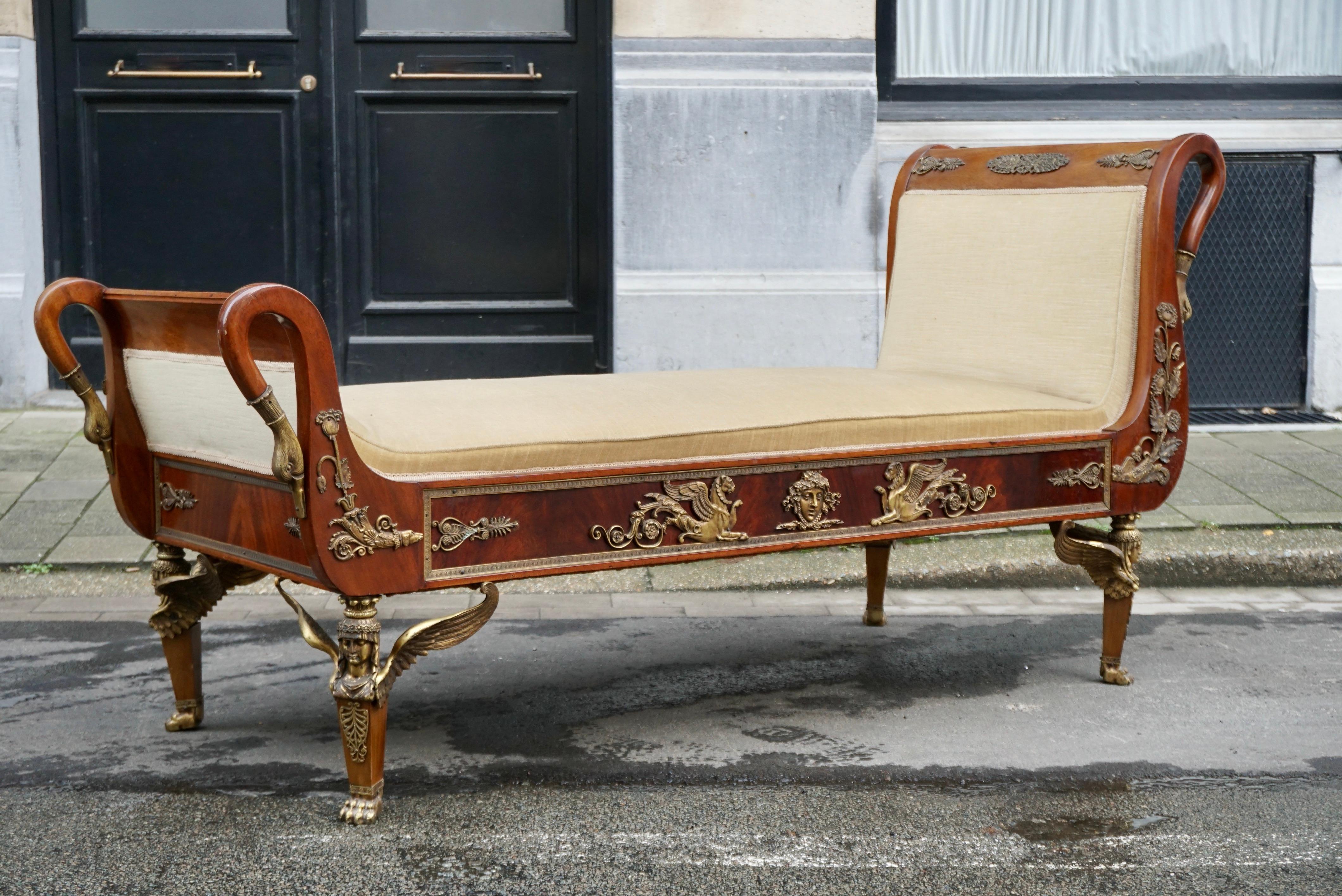 Incredible Gilt Bronze-Mounted Swan Neck Daybed in French Empire Style In Good Condition For Sale In Antwerp, BE