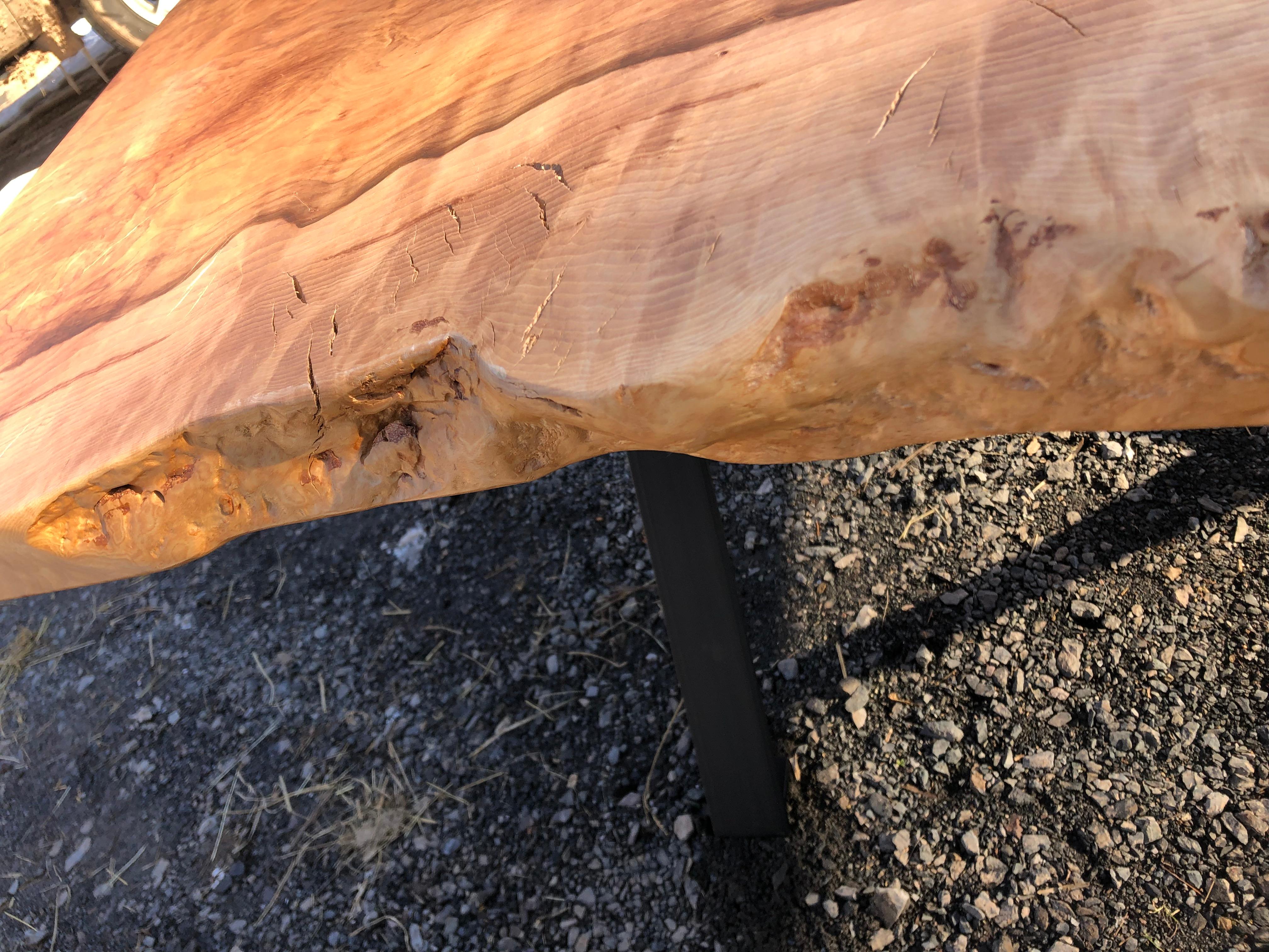 Américain Incroyable grande table de salle à manger en frêne à bord vif fabriquée à la main en vente