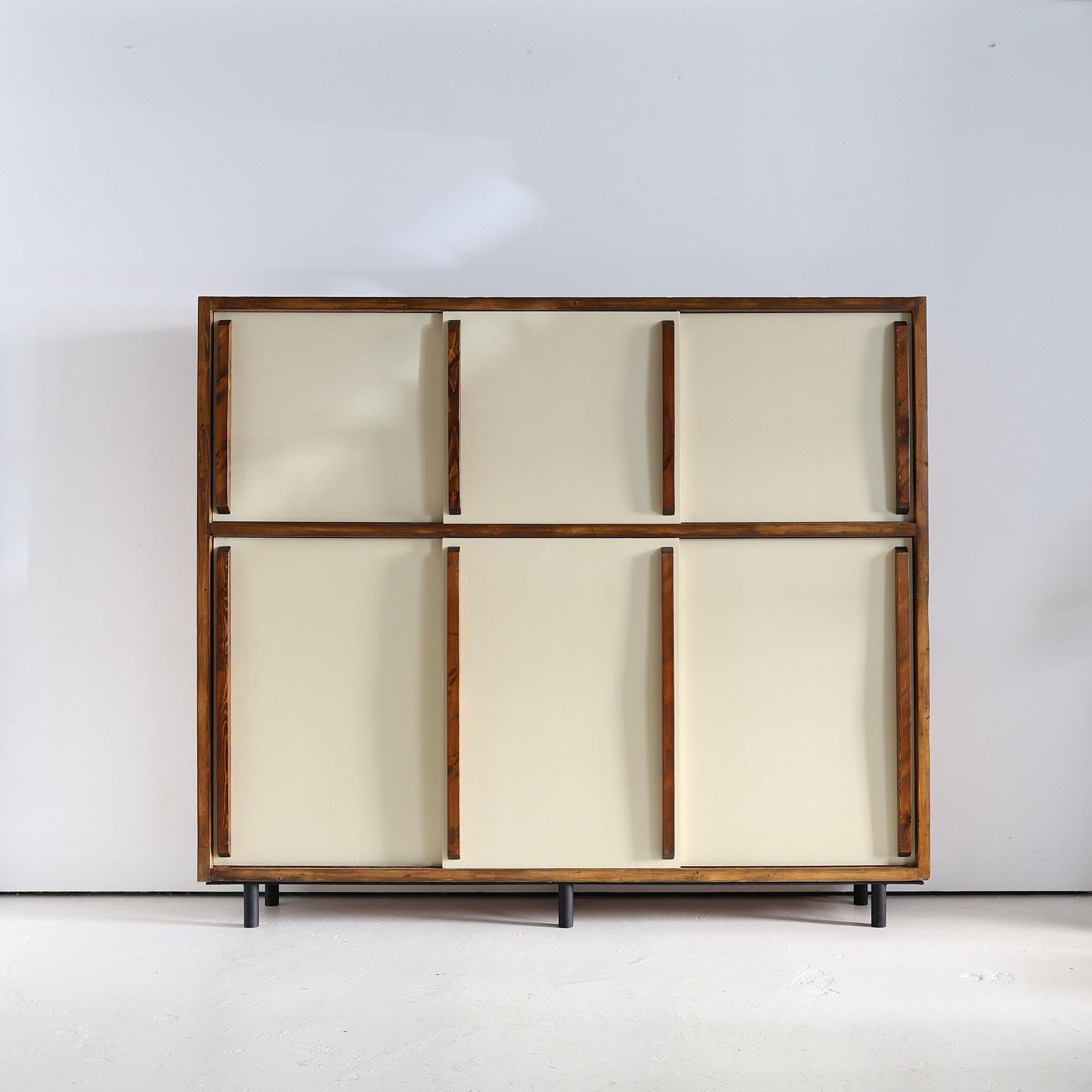 Una notevole credenza in legno di pino e compensato verniciato color crema su una base in acciaio verniciato nero.

Un design fortemente utilitaristico che riprende lo stile e il periodo delle opere di Charlotte Perriand e Jean Prouve.

Composto da