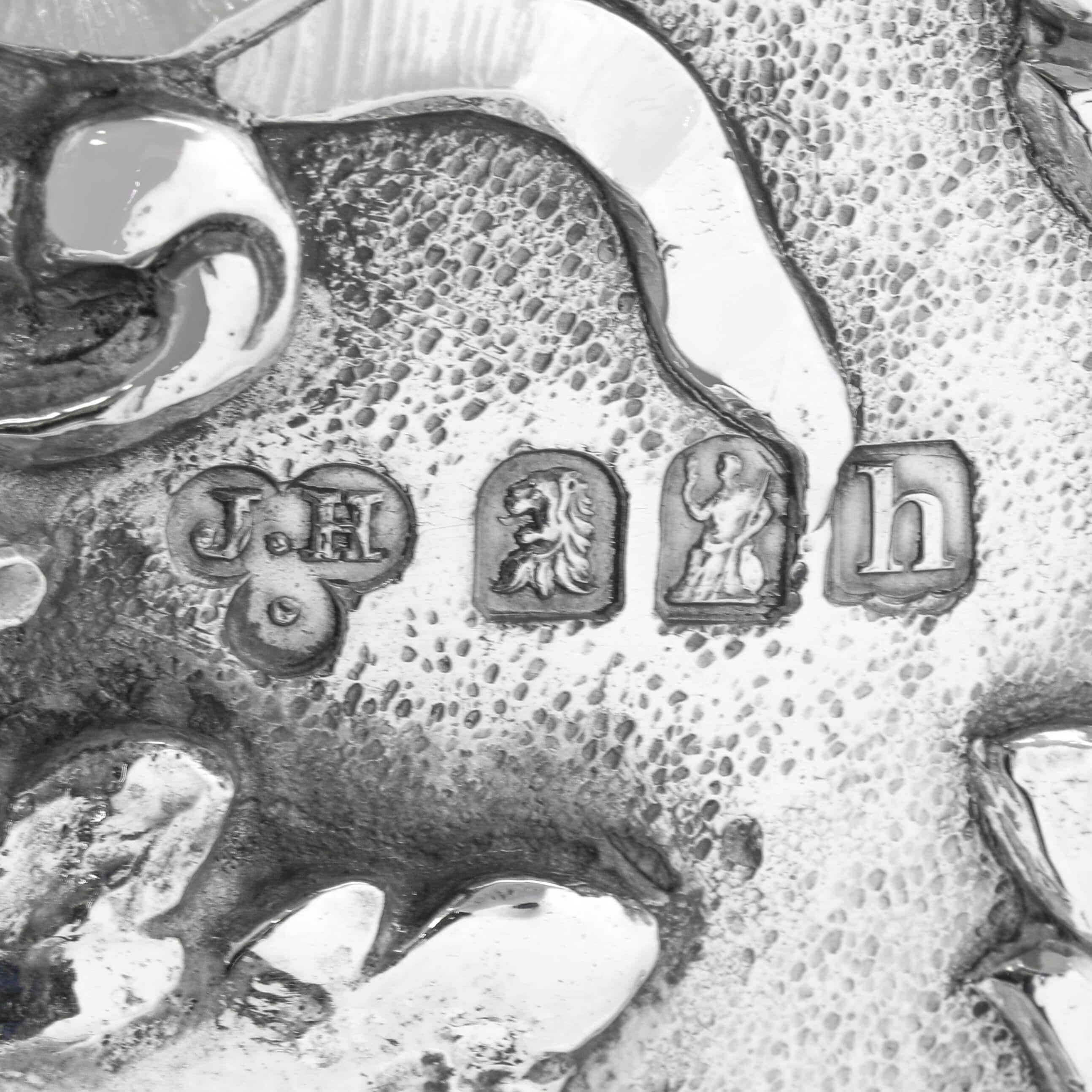 Diese unglaubliche, edwardianische, antike Britannia Standard Silberschale wurde 1903 in London von Joseph Heming gepunzt. Sie ist wunderschön ziseliert mit Akanthus- und Blumendetails und auffälligen Löwenmasken-Tropfenringgriffen. 

Die Schale