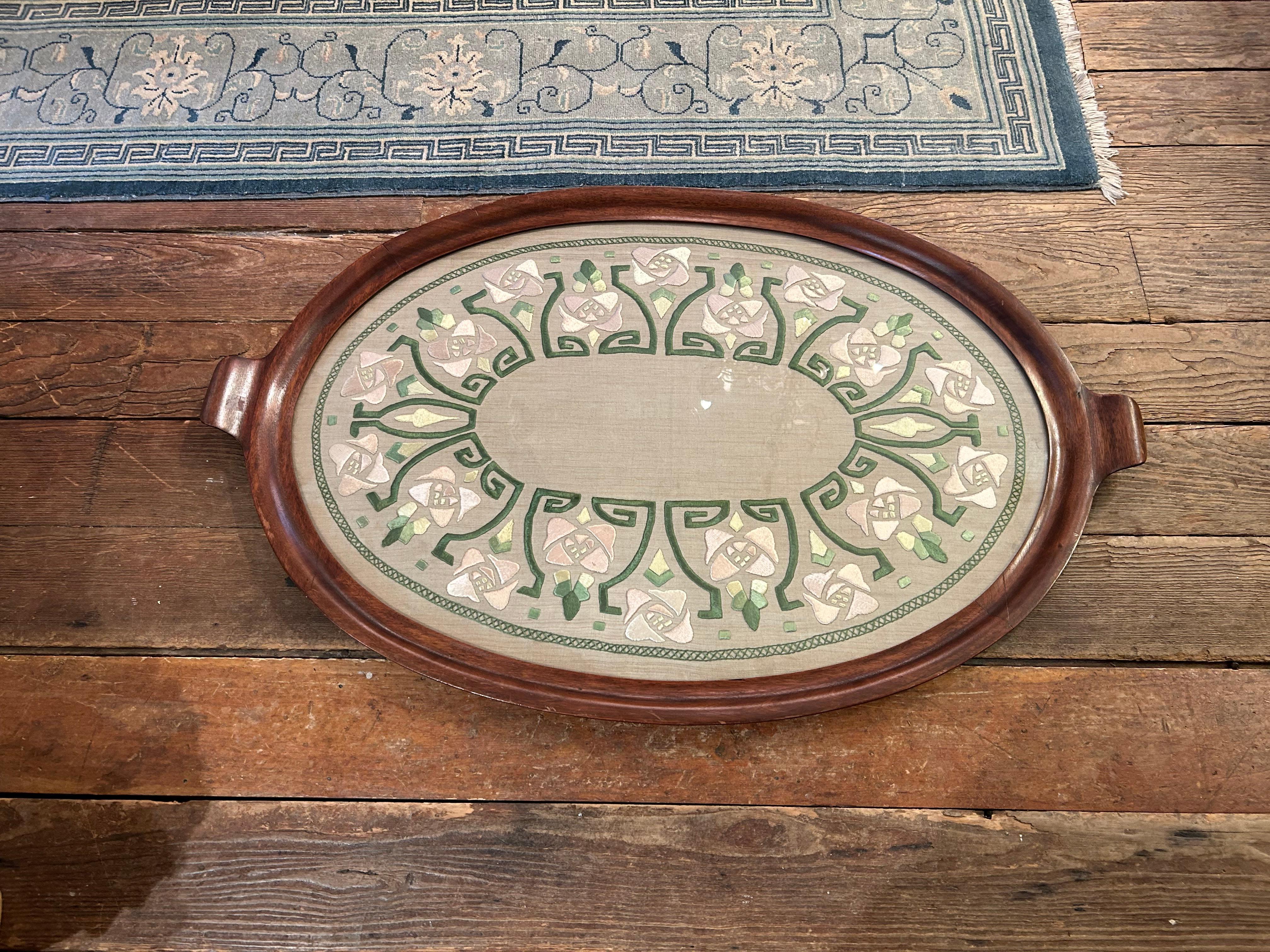 Rara y preciosa bandeja art nouveau muy grande con borde de caoba y precioso bordado de seda bajo cristal.