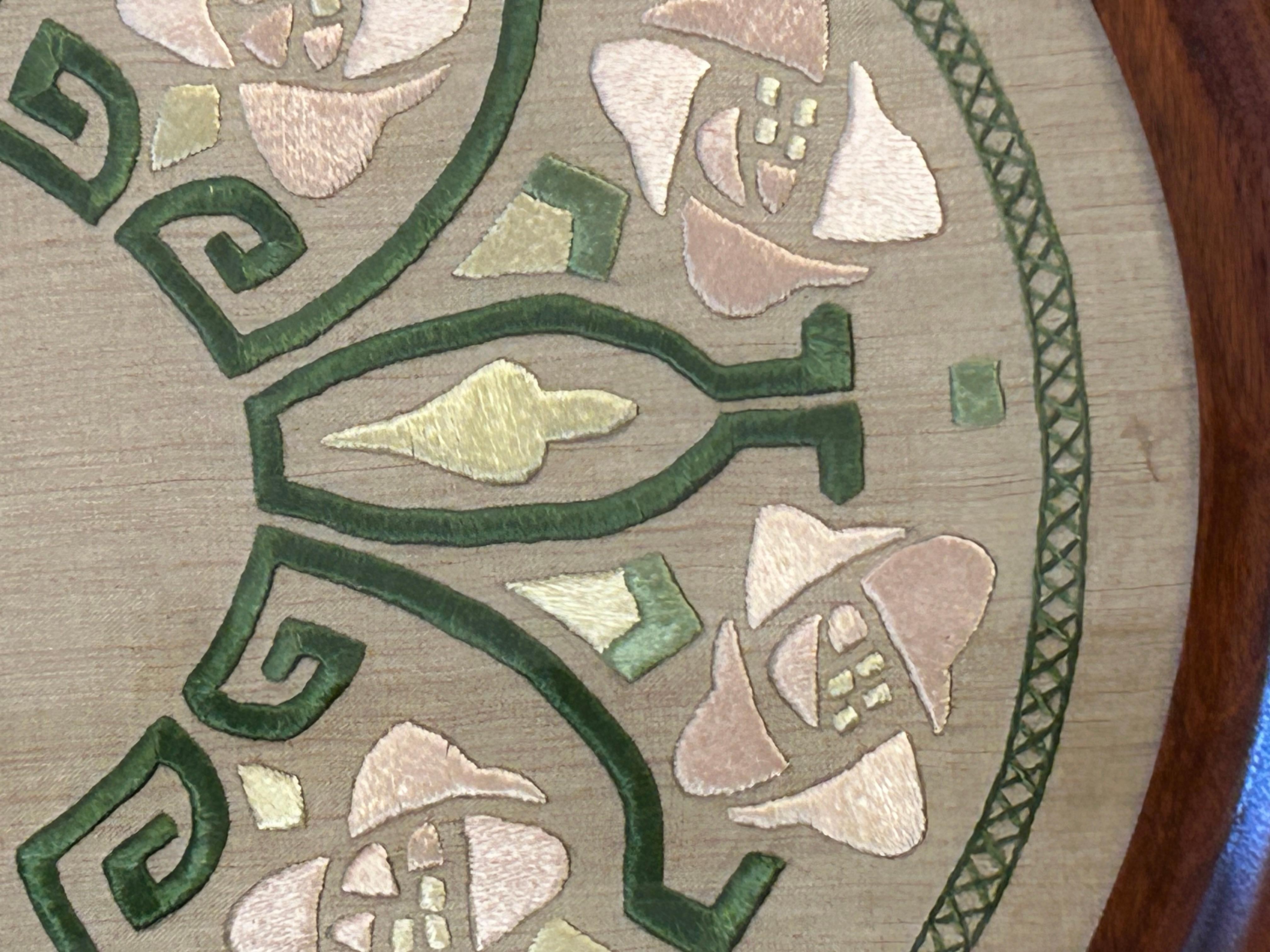 Increíble bandeja grande Art Nouveau de caoba y seda bordada para servir Estadounidense en venta