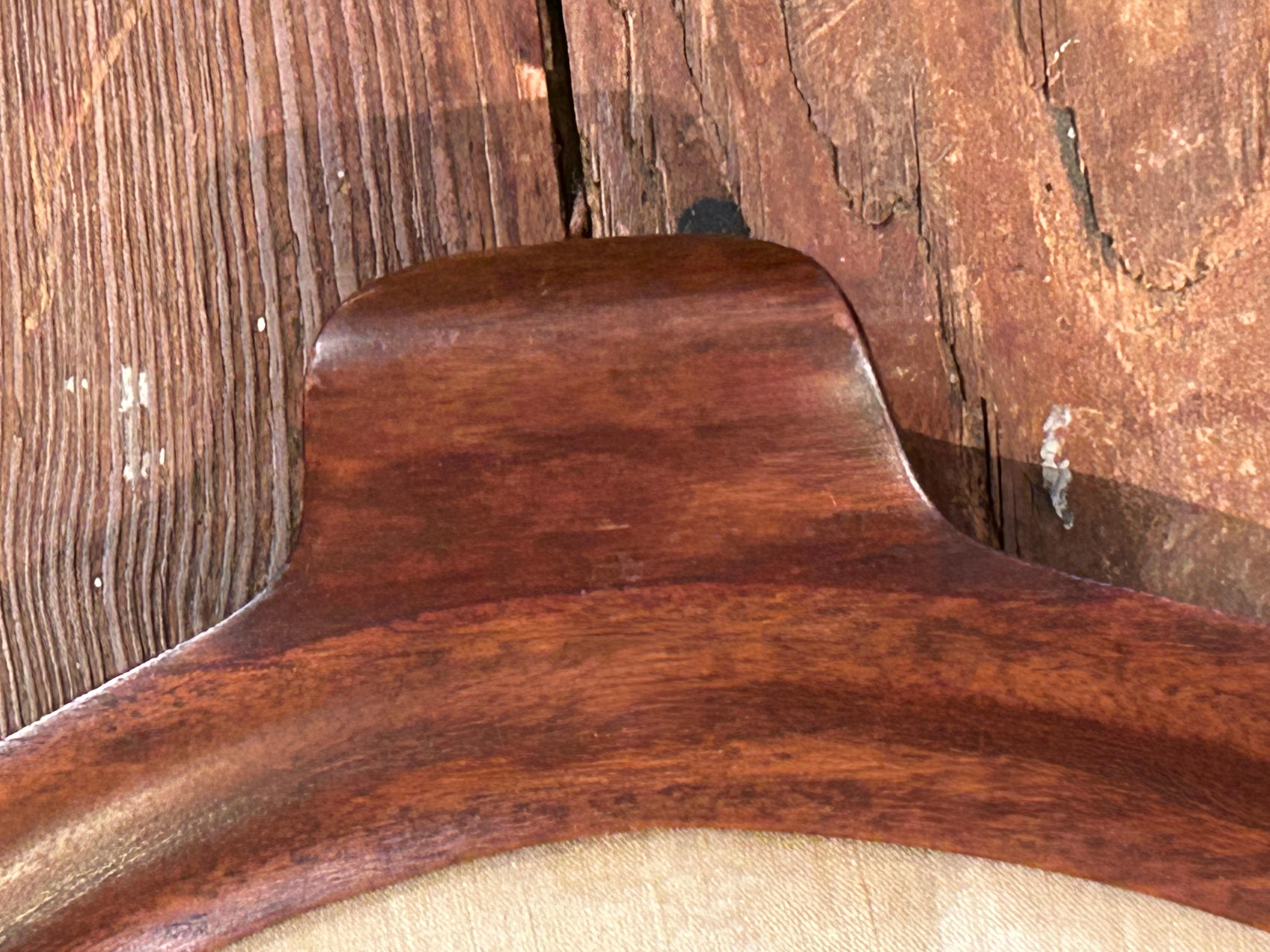 Increíble bandeja grande Art Nouveau de caoba y seda bordada para servir mediados del siglo XX en venta