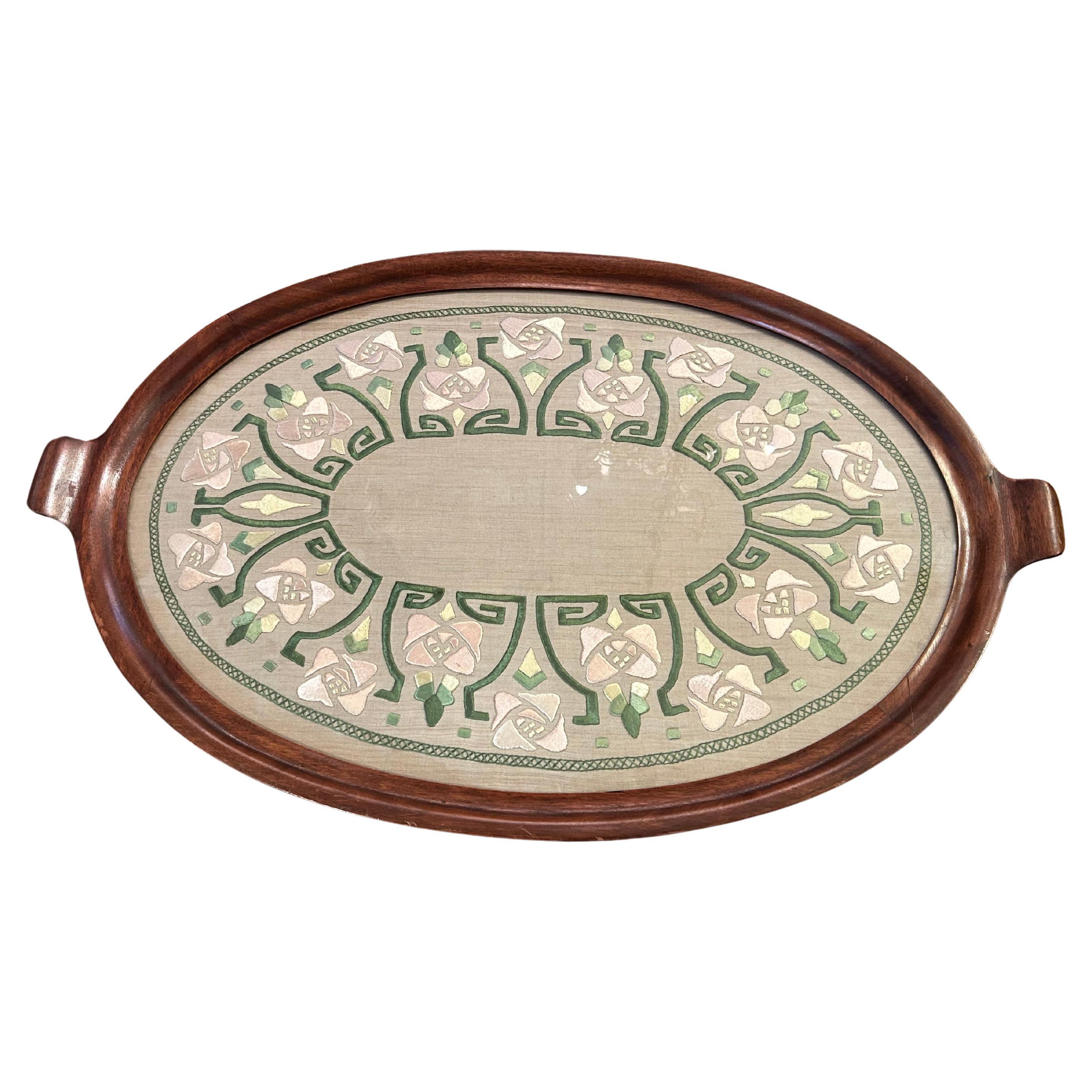 Increíble bandeja grande Art Nouveau de caoba y seda bordada para servir en venta