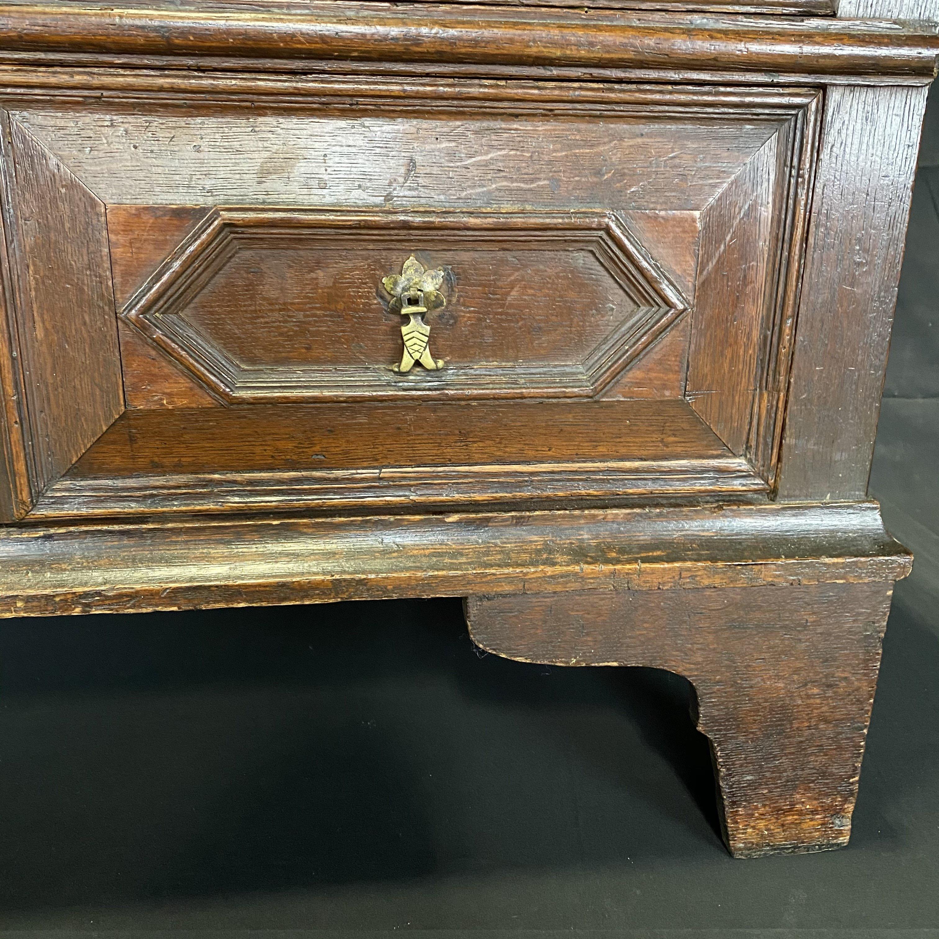 Incredibile cassettiera in rovere British Charles II della fine del XVII secolo in vendita 2