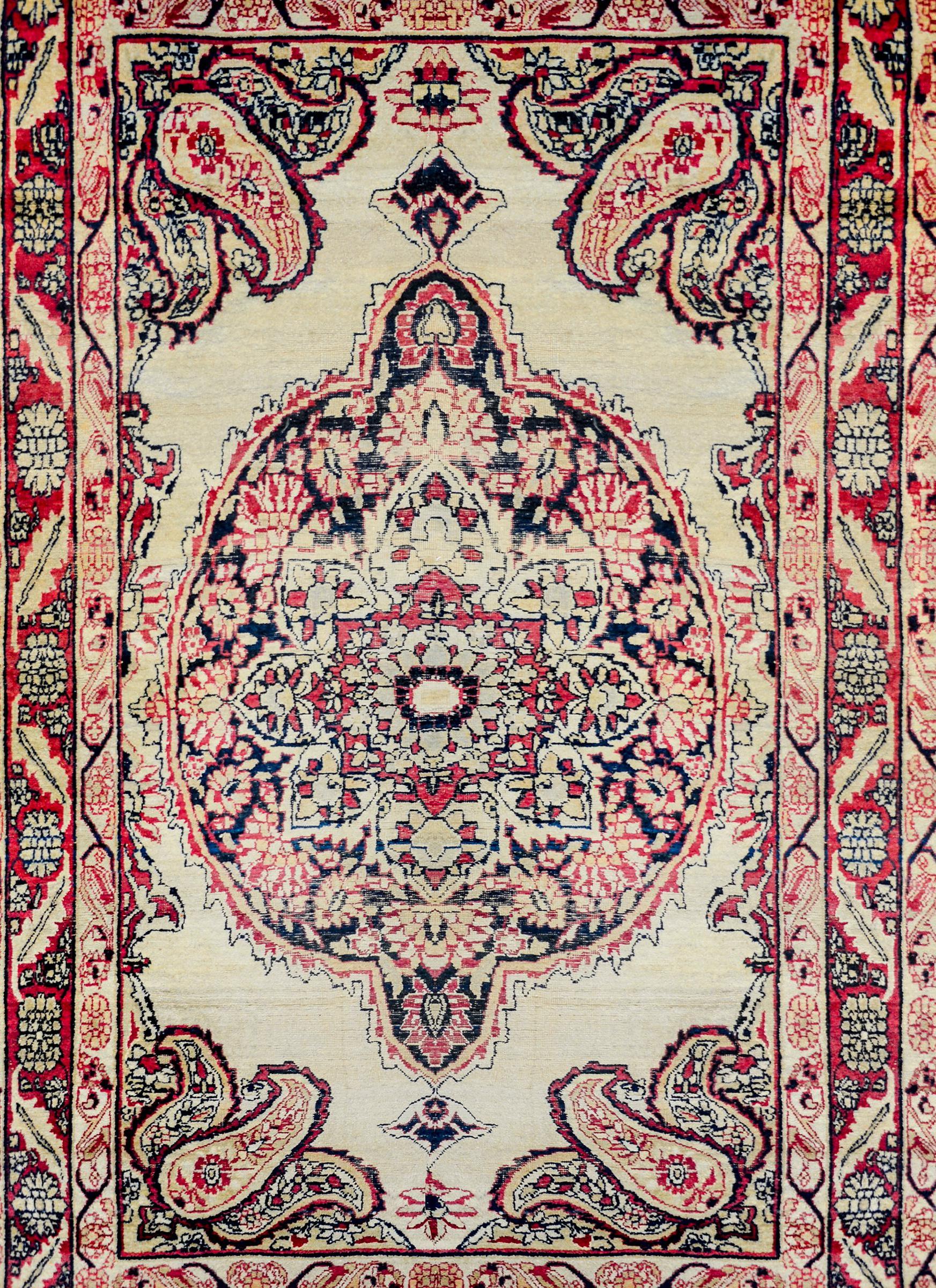 Ein unglaublicher persischer Kirmanshah-Teppich aus dem späten 19. Jahrhundert mit einem schönen, großen, runden Zentralmedaillon mit unzähligen blühenden Blumen, gewebt in den traditionellen Kirman-Farben Violett, Rosa und Indigo auf einem