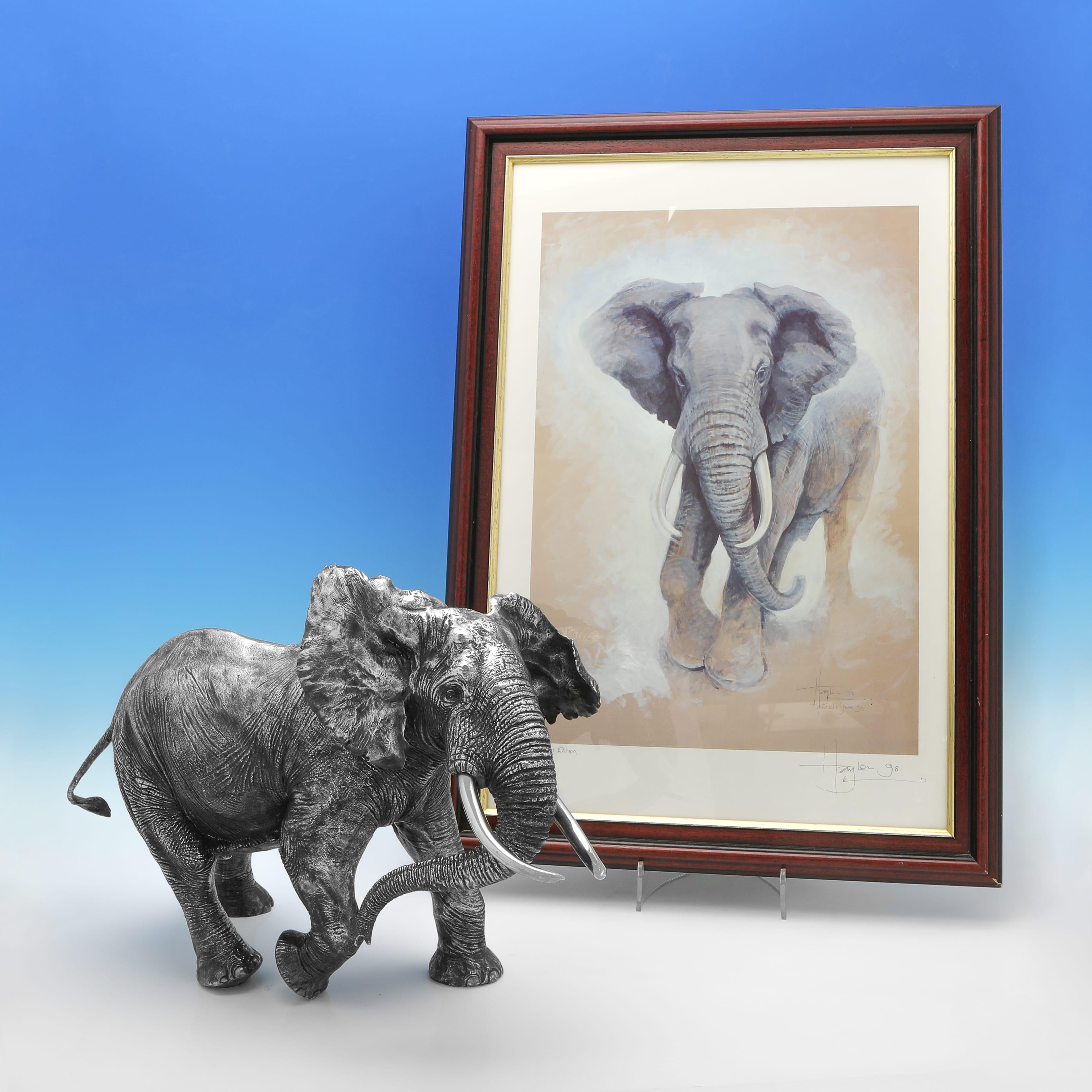 Con marchio di garanzia a Edimburgo nel 1997 da Hamilton & Inches e disegnata e modellata da Victor Hayton per il World Wildlife Fund, questa incredibile scultura in argento sterling in edizione limitata del periodo di Elisabetta II raffigurante un