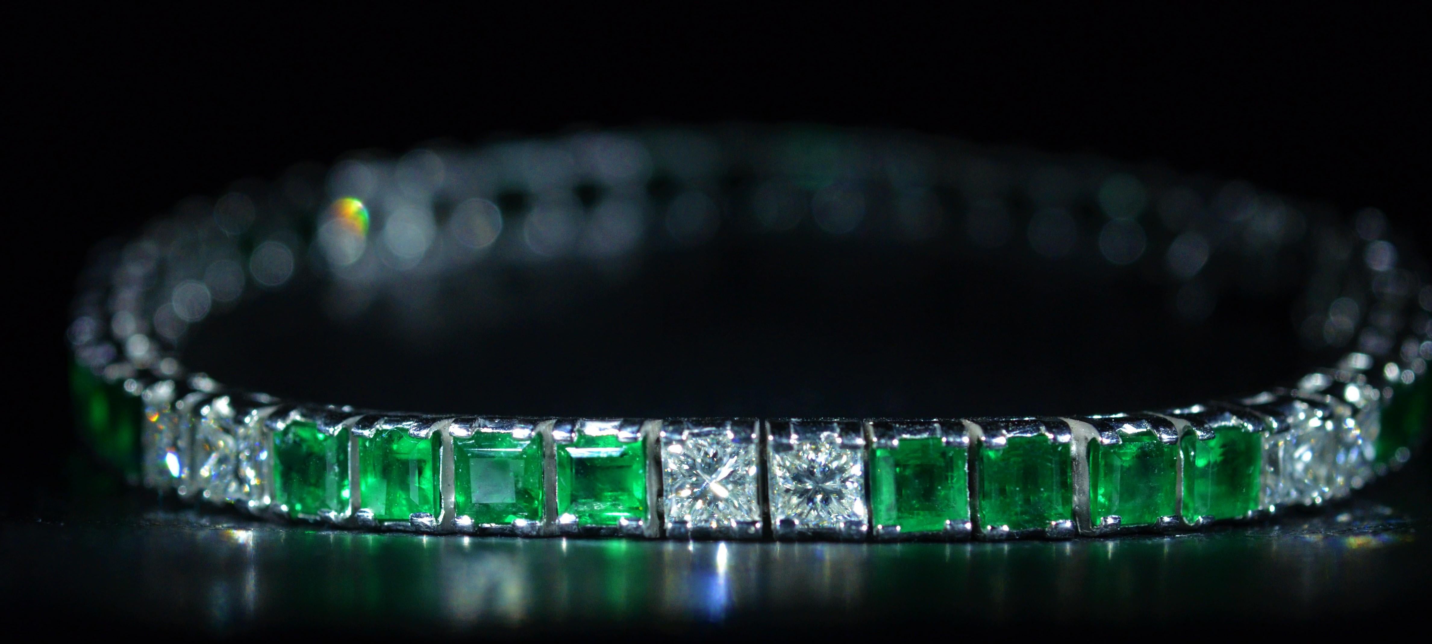 Art Deco Incredible Line Bracelet Set with Vivid Green Emeralds and Diamonds in Platinum For Sale