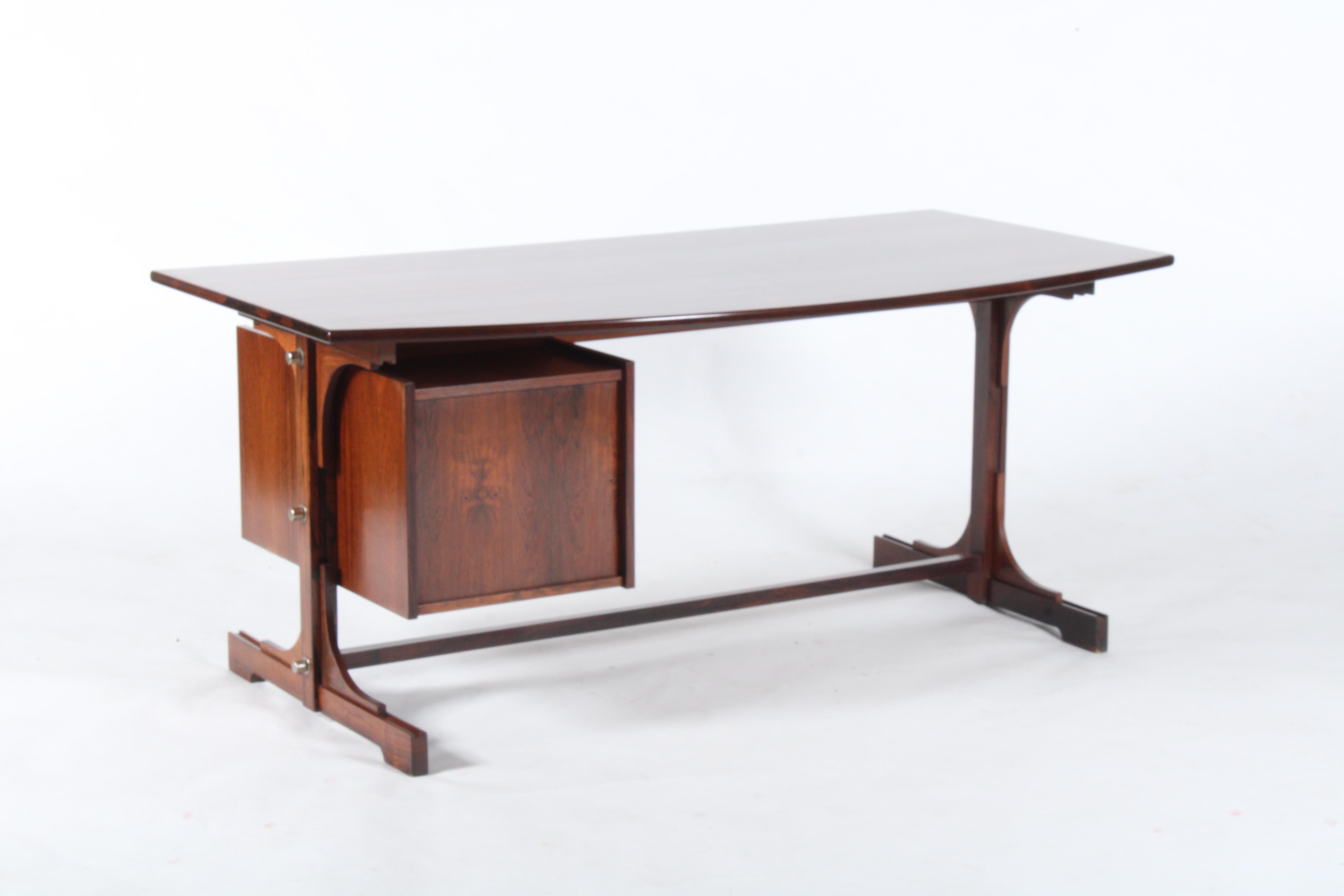 Incredibly beautiful and stylish midcentury Italian desk with curved front featuring they most incredible grain pattern. Manufactured by the renowned Italian Bernini company this exquisite desk has three pull out drawers that provide ample storage
