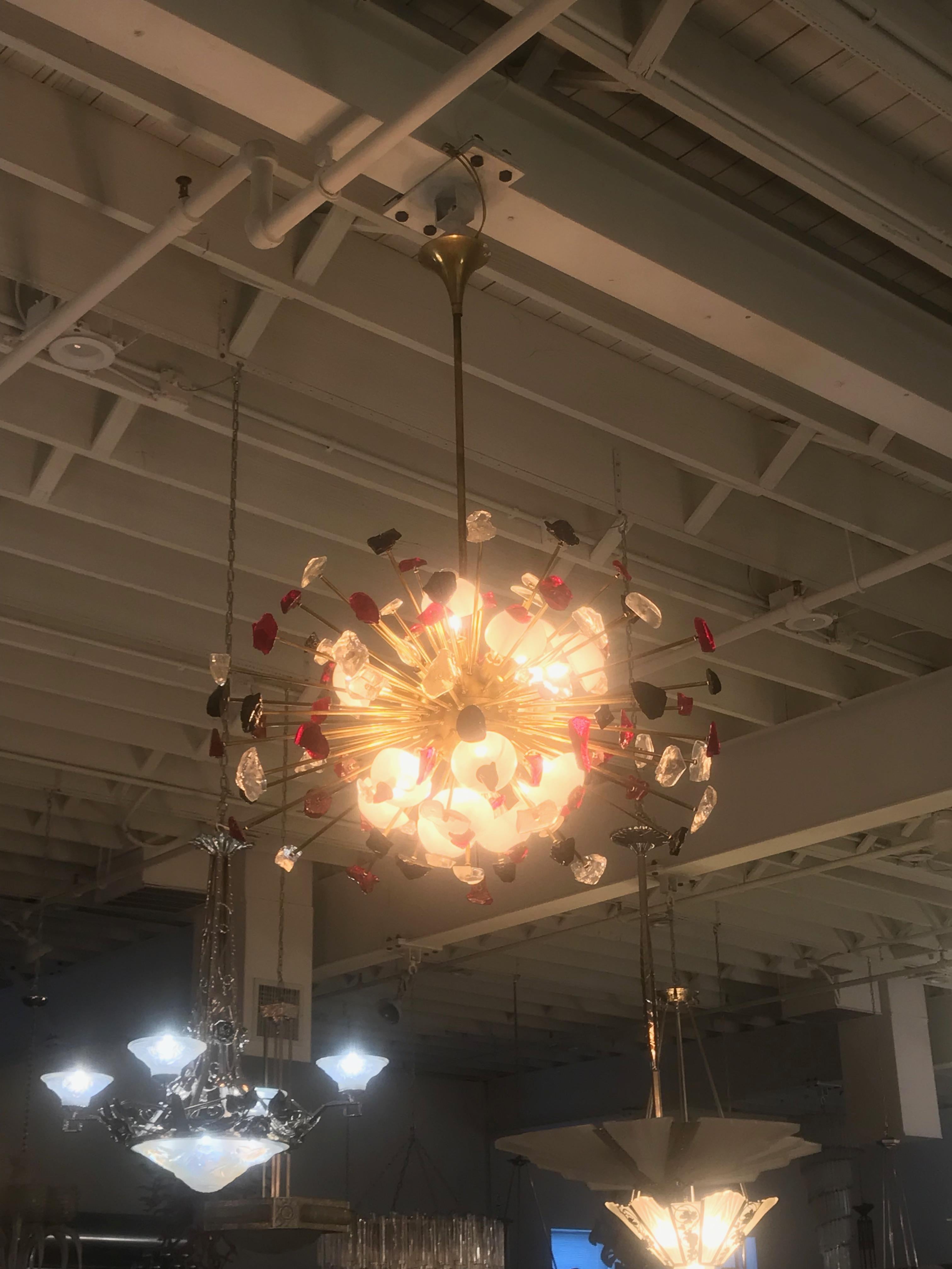 Bellissimo lampadario Sputnik della metà del secolo scorso, con numerosi vetri multicolori sospesi su bacchette. L'altezza può essere regolata. Perfetto per qualsiasi stanza della casa. Dal corridoio d'ingresso fino alla sala da pranzo. 