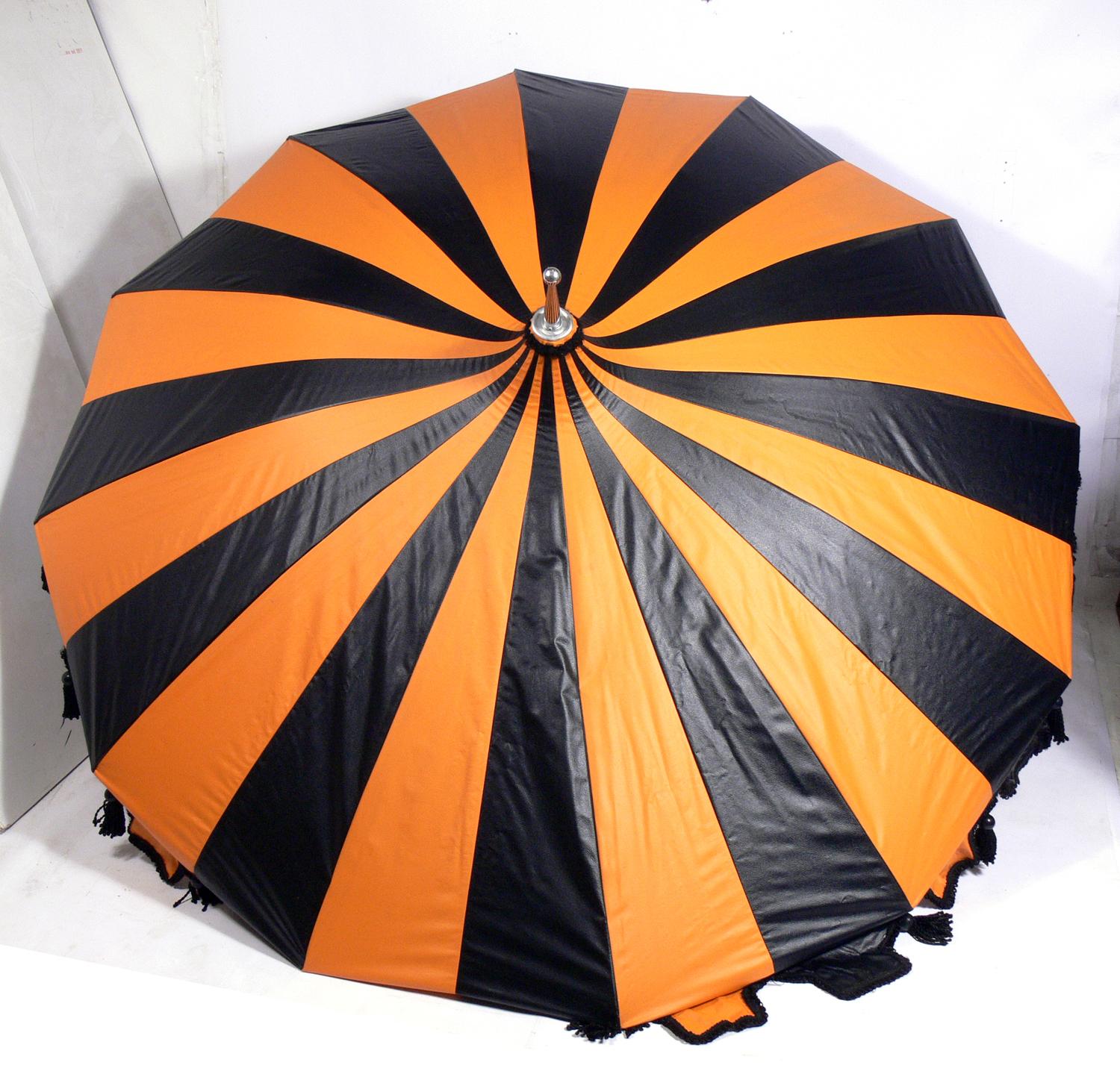 Incredible midcentury patio umbrella, made by Sun Master of California, American, circa 1950s. Appears to be rarely used. Crank functions smoothly. Retains original cover.